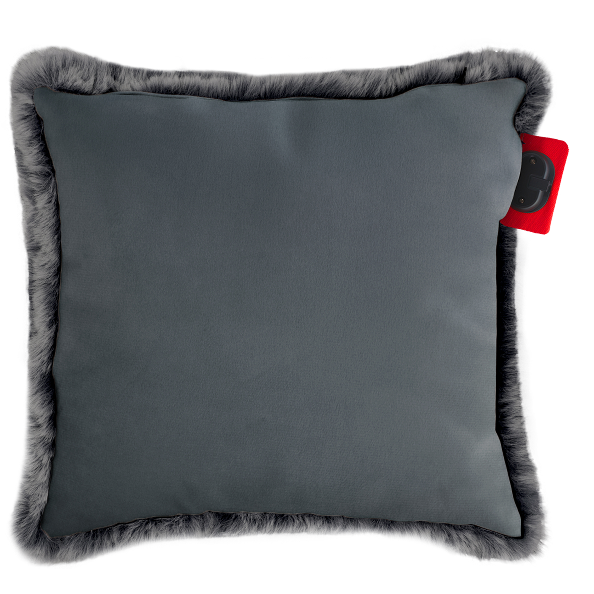 Un coussin carré gris avec une bordure grise duveteuse. Une étiquette rouge avec un élément noir est attachée au coussin.