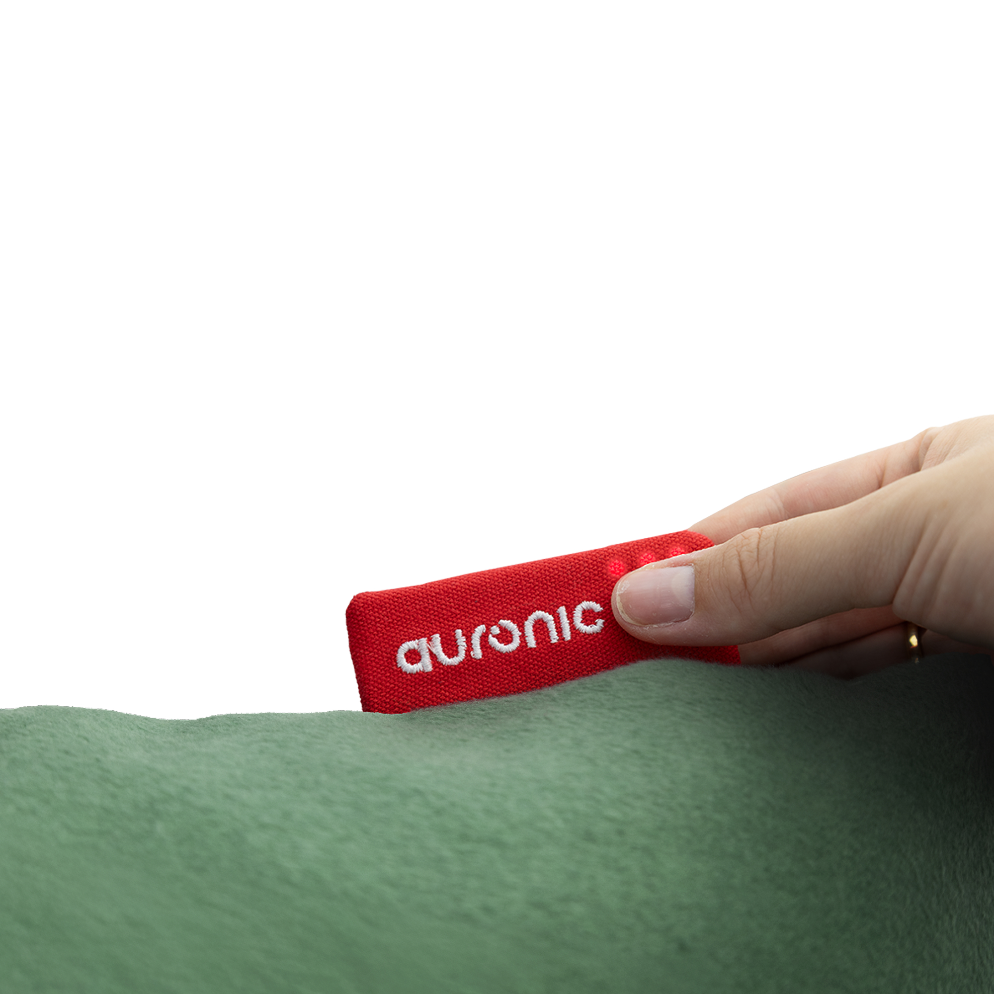 Main tenant une étiquette rouge avec le mot 'auronic' sur un coussin vert. Fond blanc.