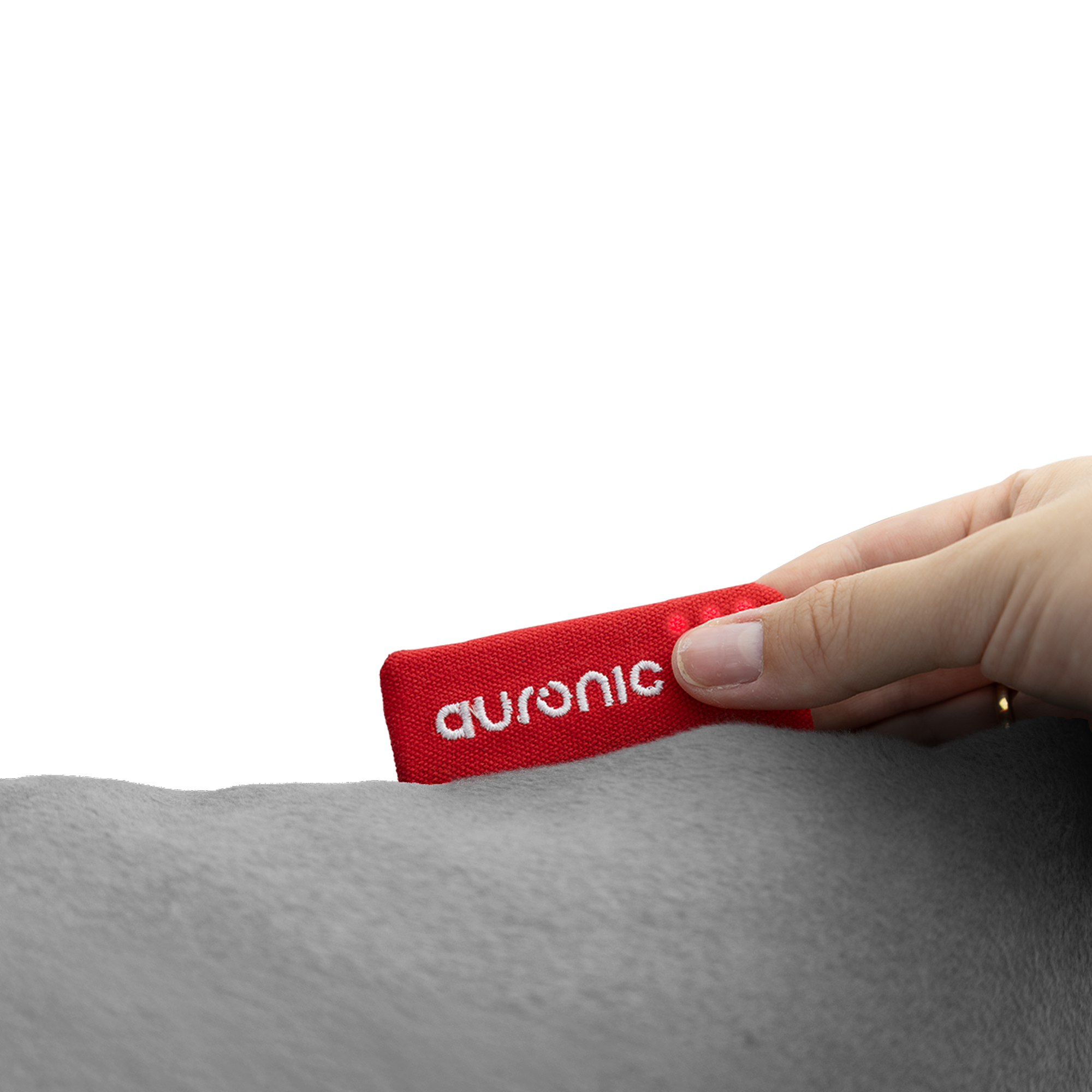 Een hand houdt een rood label met witte 'auronic' tekst op een grijze ondergrond, geïsoleerd op witte achtergrond.
