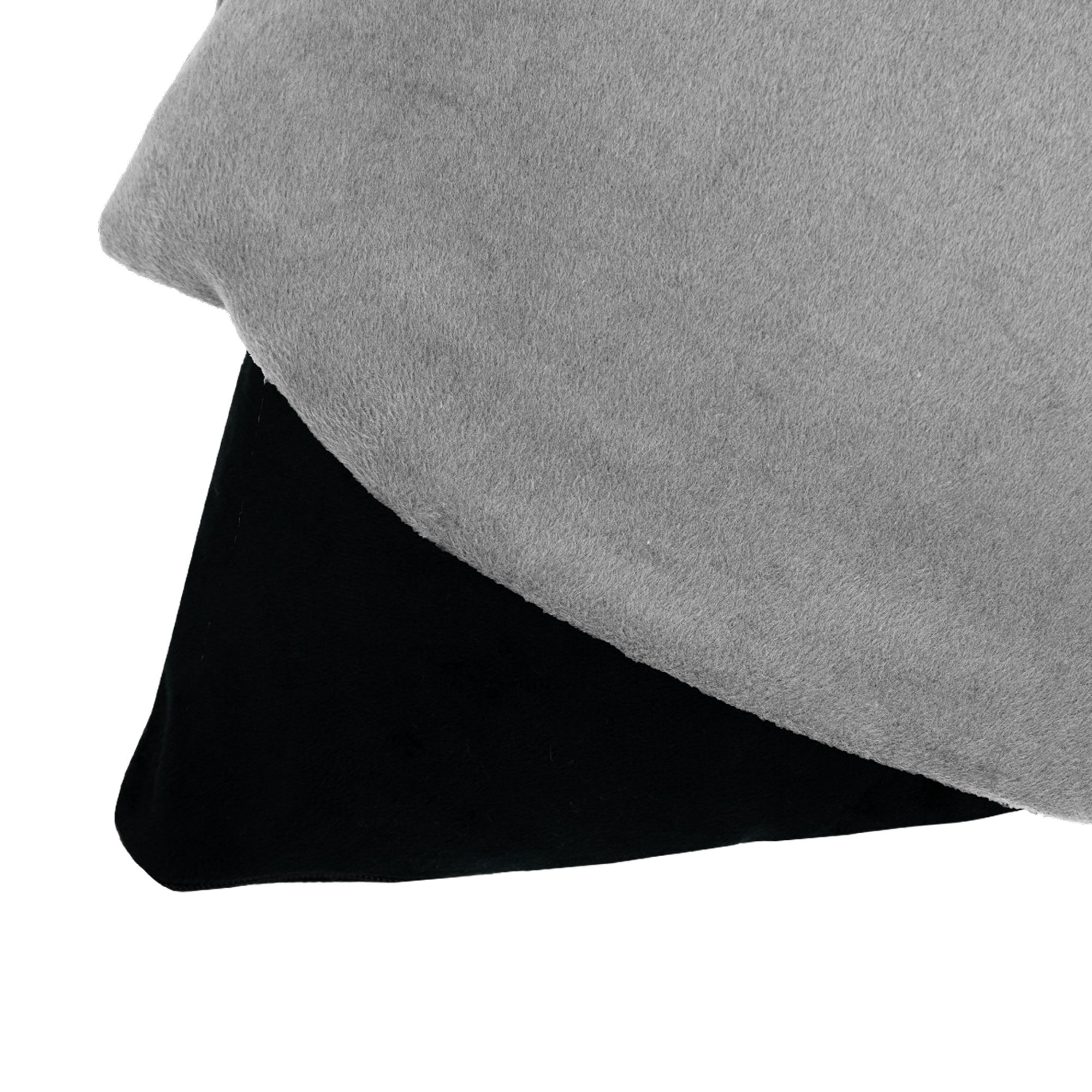 Een zachte grijze doek bedekt gedeeltelijk een zwarte doek. Beide zijn getextureerd, met een witte achtergrond.