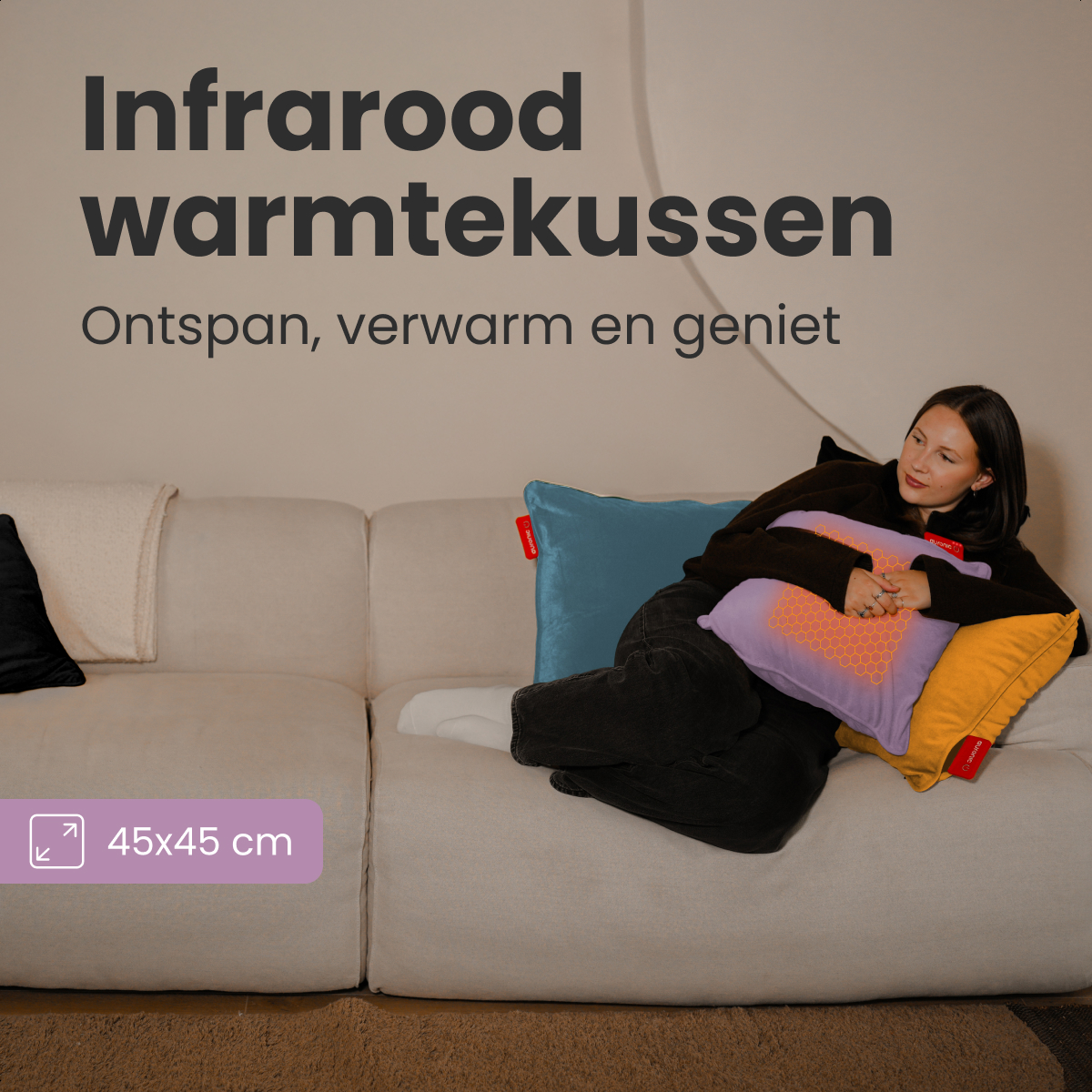 Een vrouw ontspant op een bank met kussens, een paars verwarmd kussen vasthoudend. Tekst adverteert infrarood verwarming.