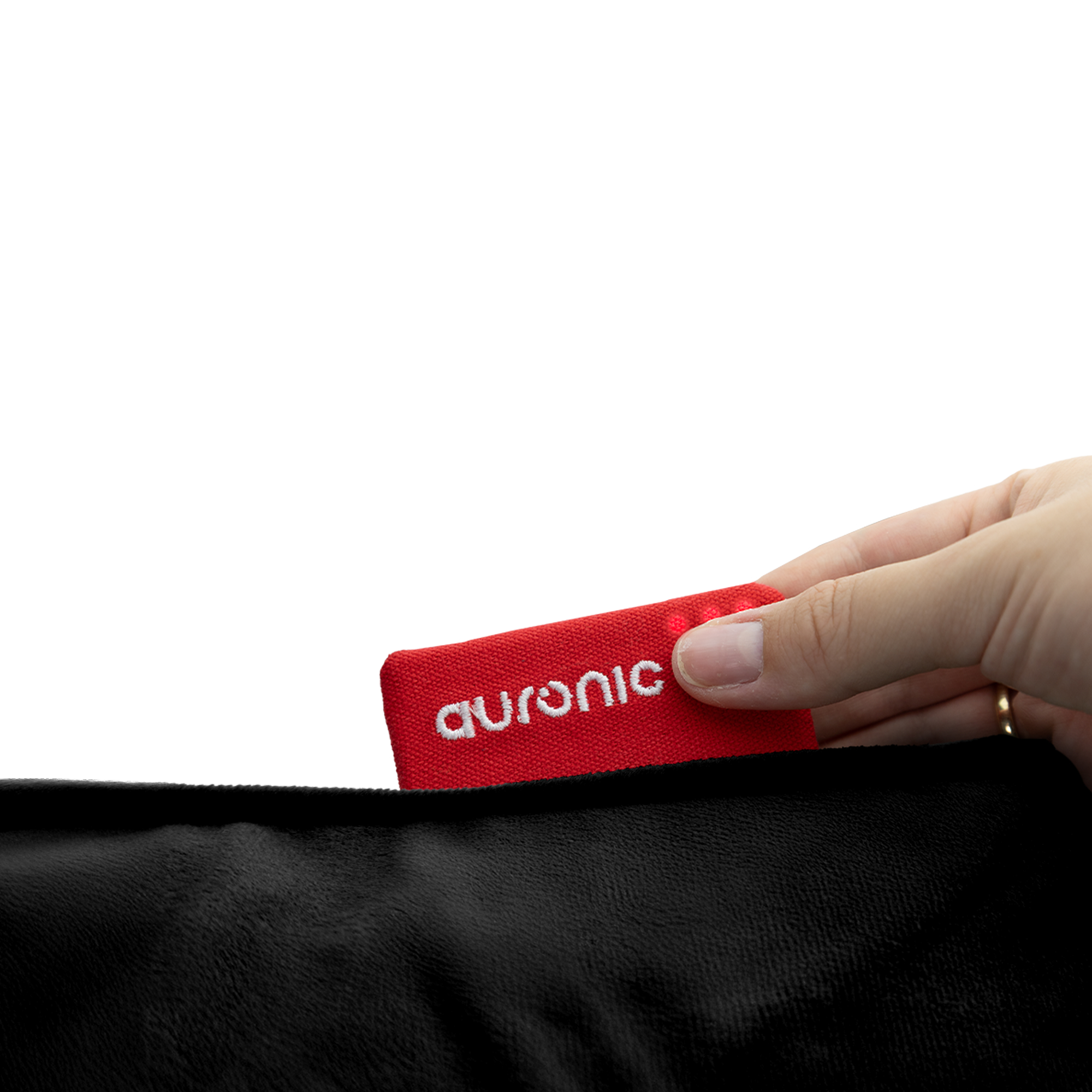 Hand houdt een rood label met 'auronic' vast, steekt het in een zwart oppervlak. Witte achtergrond.