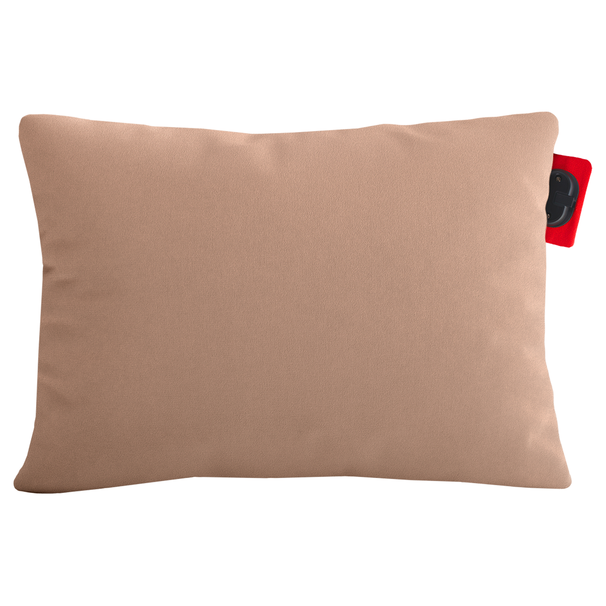 Een rechthoekig bruin kussen met een rood label en een zwart object aan de rechterkant.