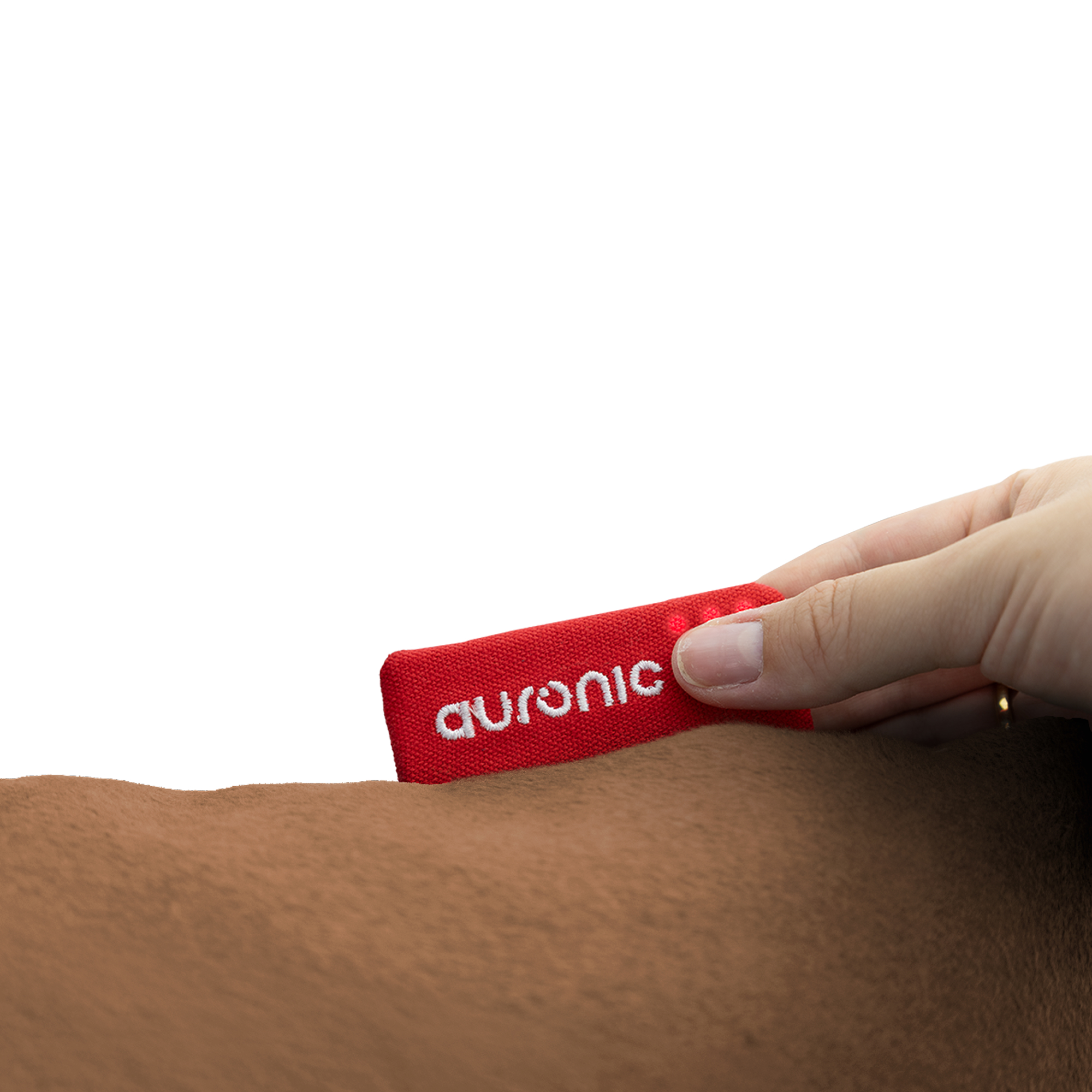 Een hand houdt een rood apparaat met het label 'auronic' boven een arm. De achtergrond is wit.