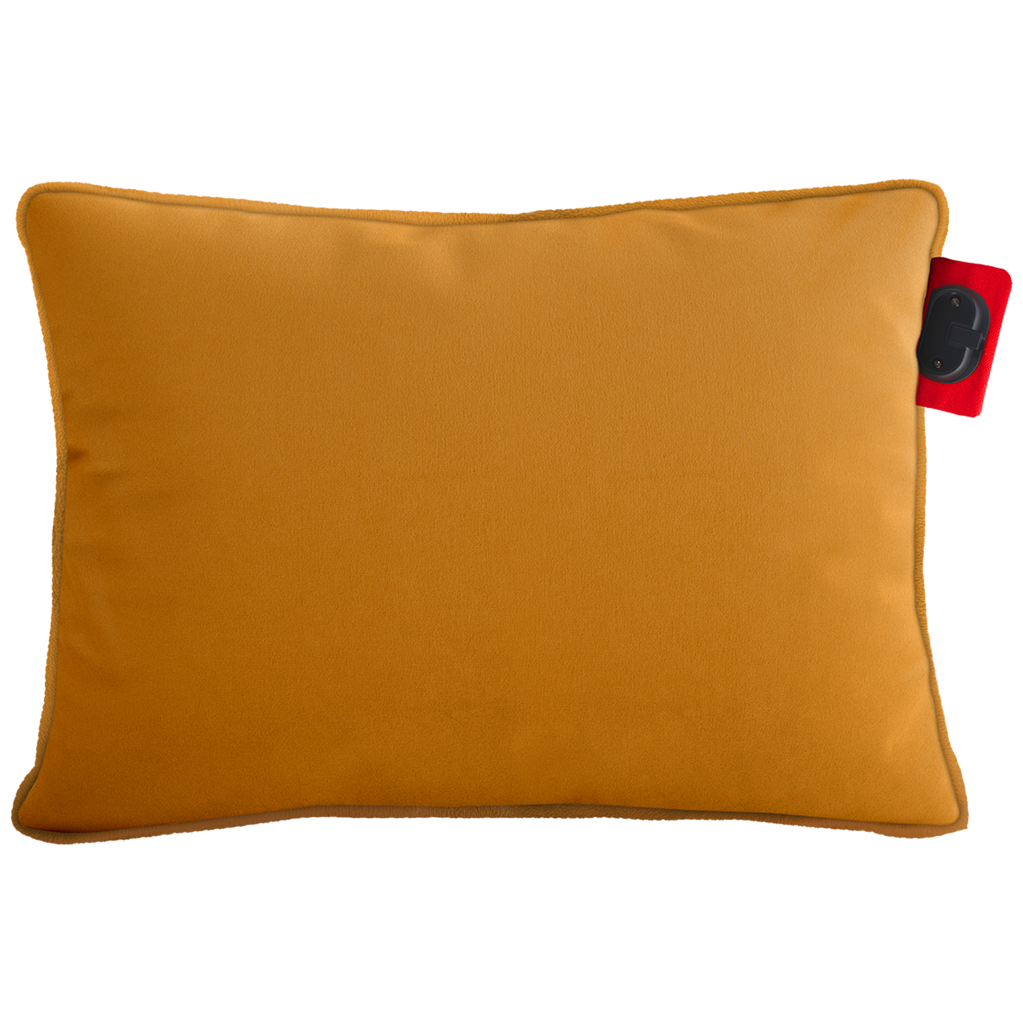 Mosterdkleurig rechthoekig kussen met bruine rand. Een rood label met een zwart object is bevestigd.