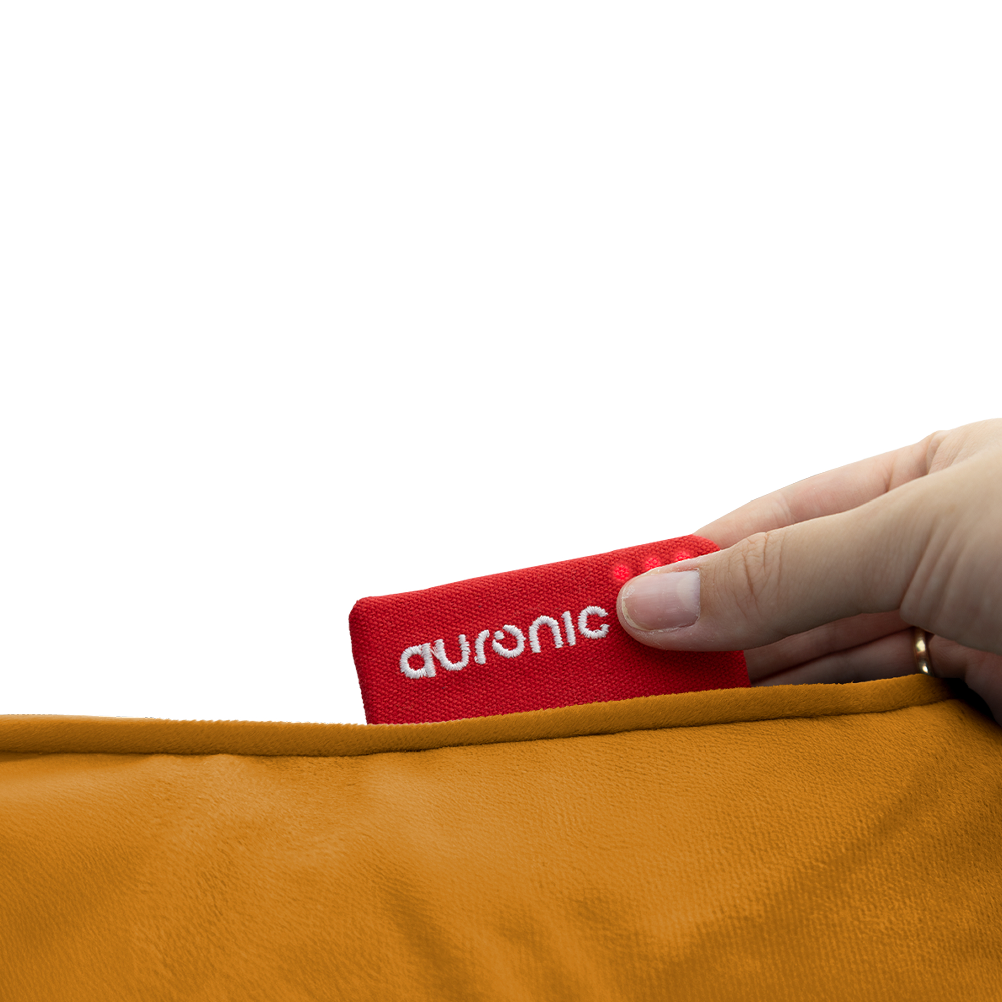 Une main tenant une étiquette rouge « auronic » est insérée dans une surface jaune-orange. Fond blanc.