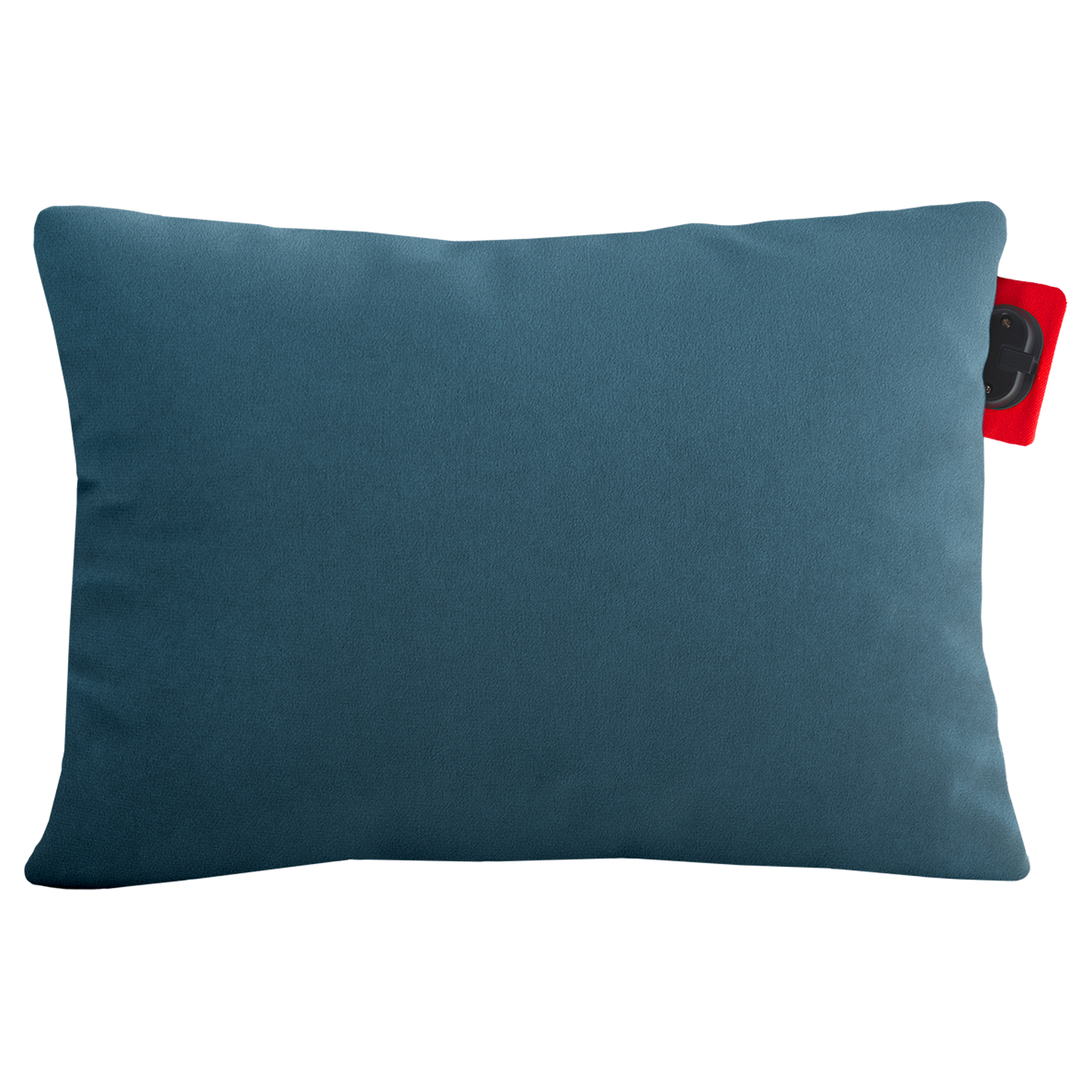 Un oreiller rectangulaire de couleur sarcelle. Une étiquette rouge avec un objet noir est attachée au côté droit. Fond blanc.