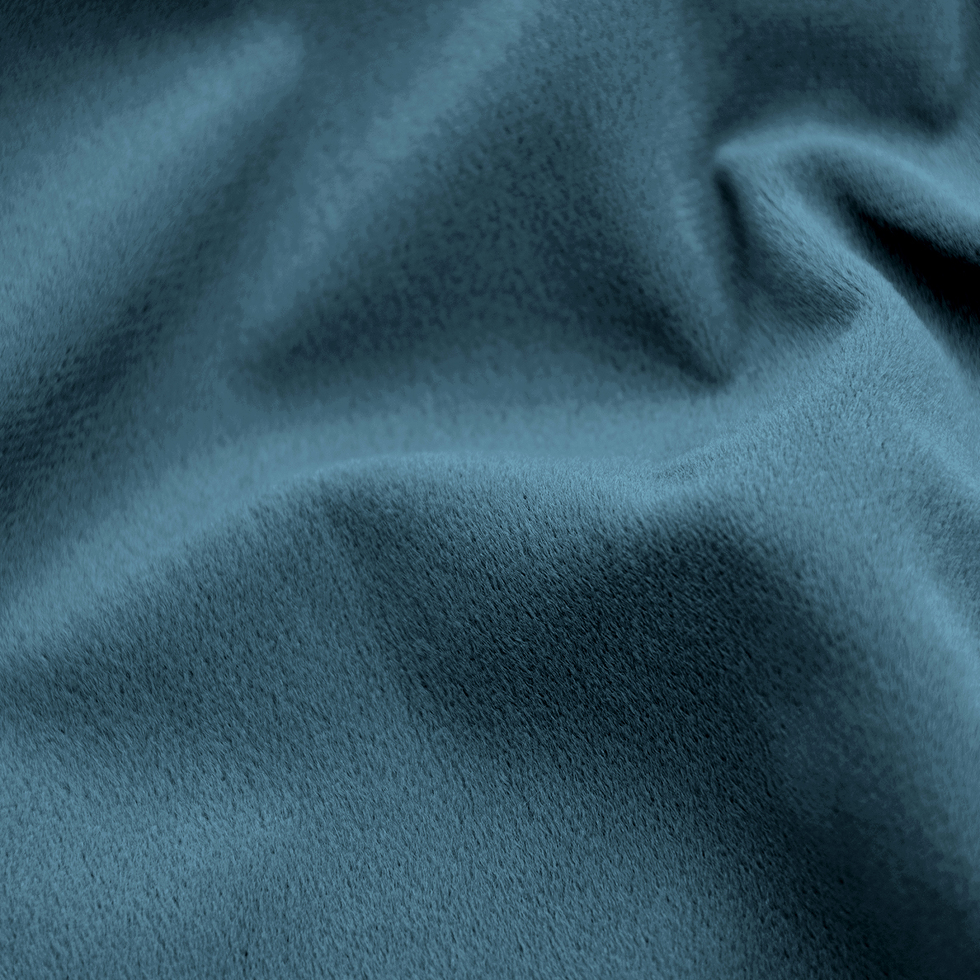 Gros plan sur un tissu bleu-vert avec une texture douce et des plis visibles, créant de la profondeur.