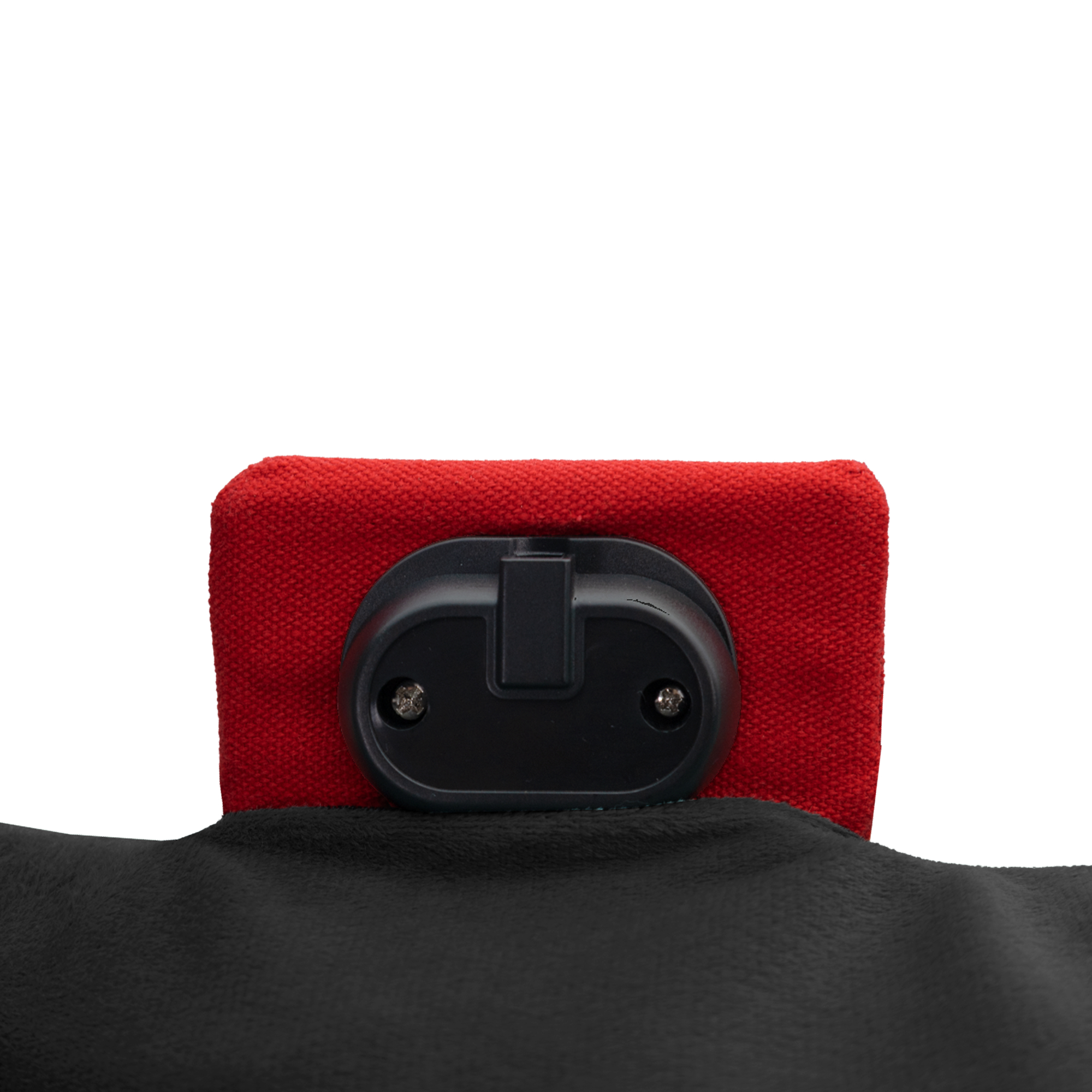 Un tissu rouge texturé avec un composant en plastique noir sur fond blanc. En dessous, un matériau sombre et flou est visible.