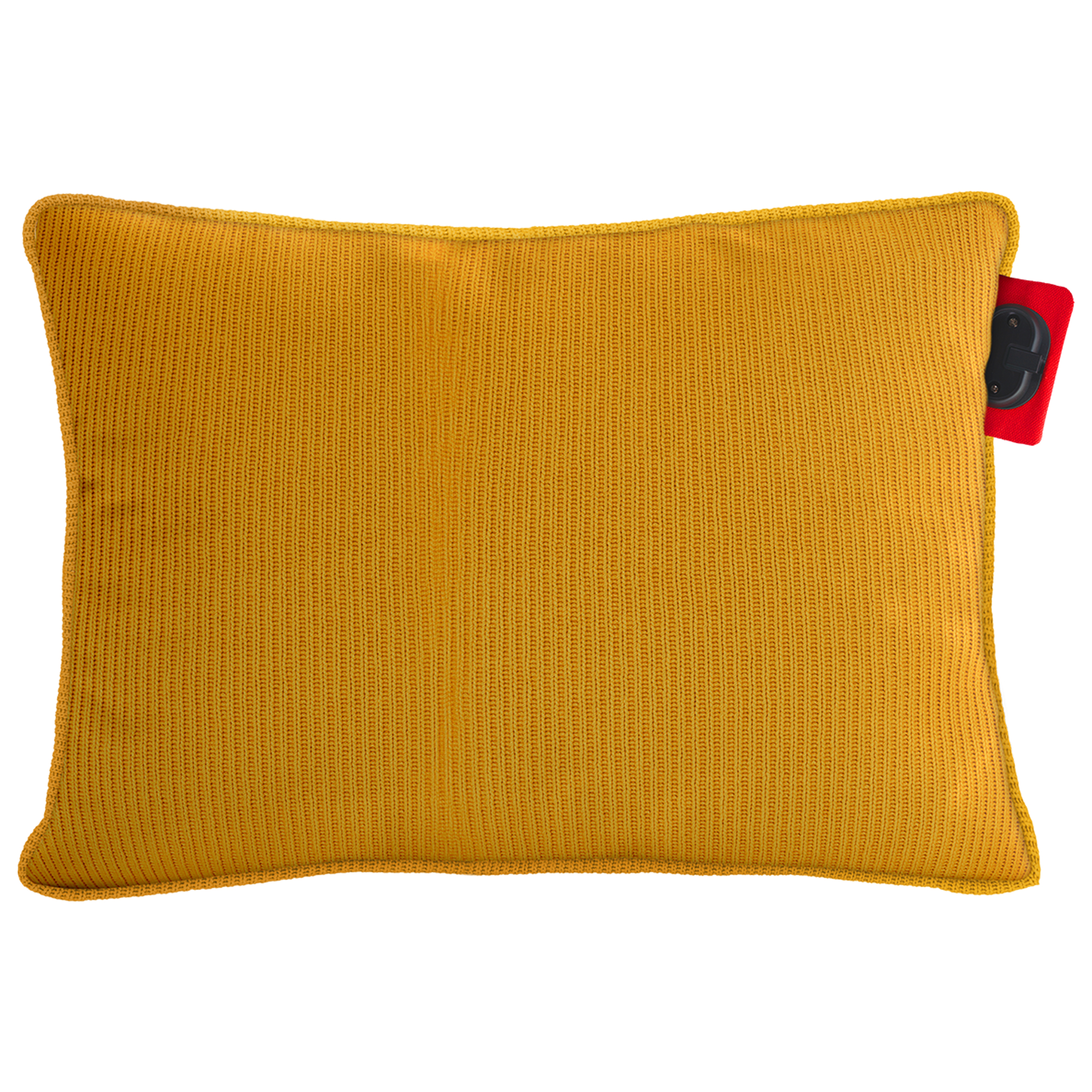 Un coussin rectangulaire jaune moutarde avec une texture tricotée et une étiquette rouge avec un composant noir sur le côté.