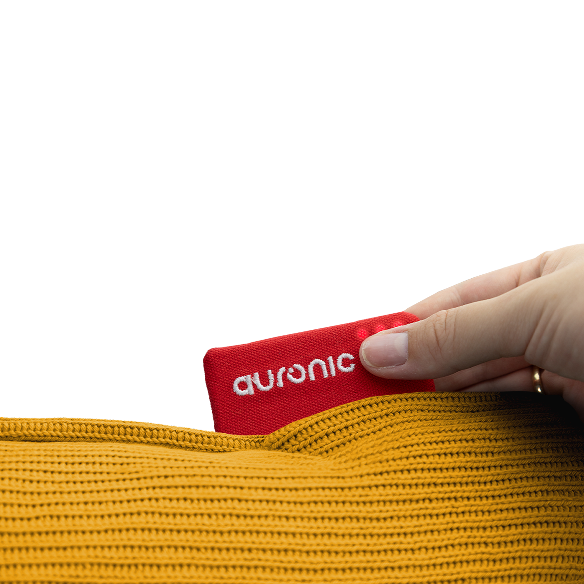 Une main sort une carte rouge avec le texte 'auronic' d'un tissu jaune tricoté. Fond blanc.