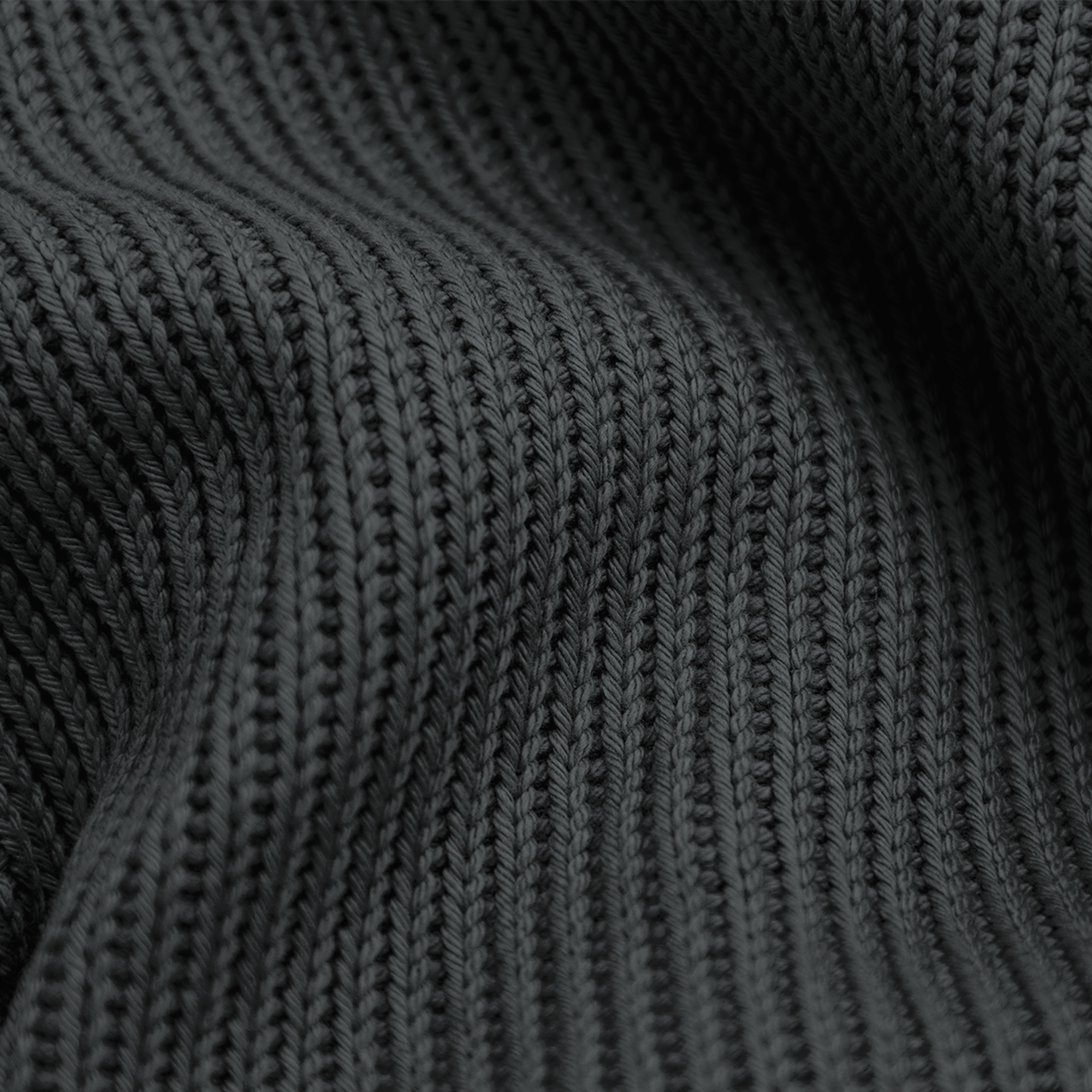 Close-up van donkergrijze gebreide stof. De textuur toont verticale ribbels en subtiele schaduwen, wat diepte en plooien suggereert.