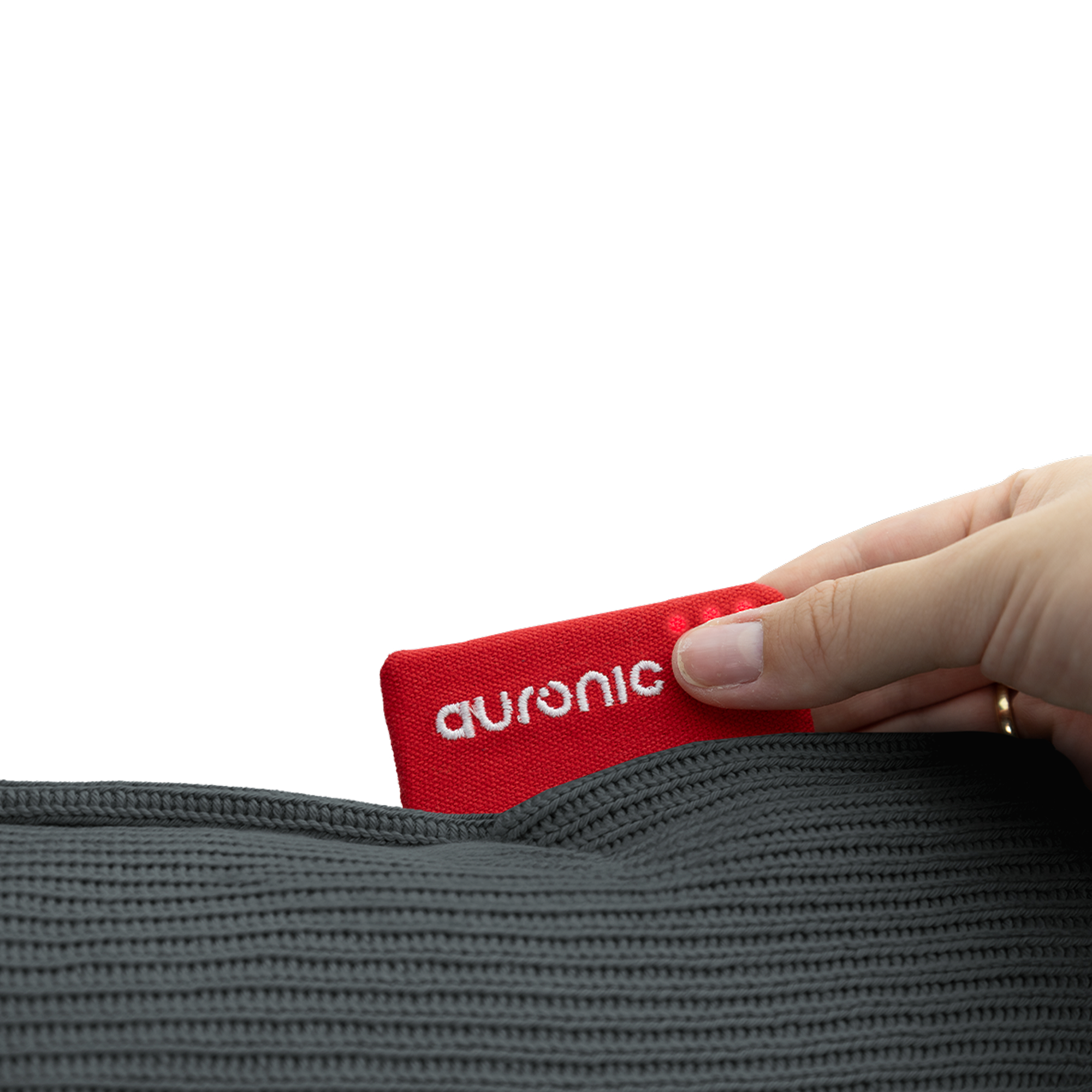 Een hand trekt een rood label uit een donkergrijze geweven zak. Op het label staat 'auronic'.