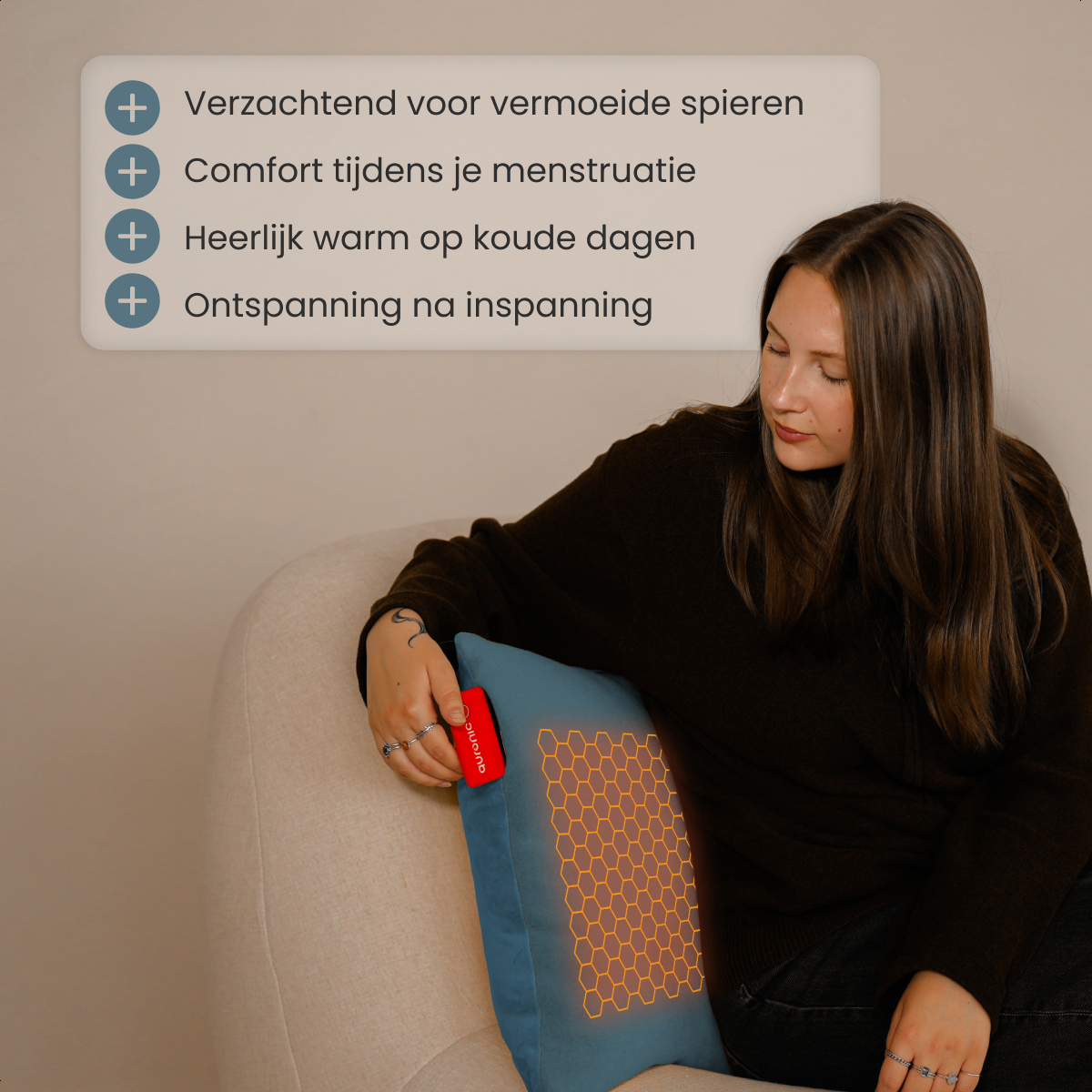 Une femme assise sur un canapé beige tient un coussin bleu avec un motif en nid d'abeille orange. Le texte énumère les avantages comme le soulagement musculaire.