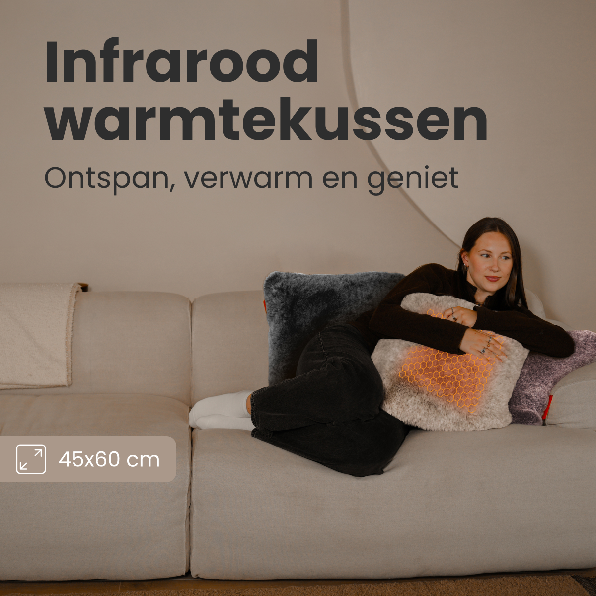 Femme sur canapé avec coussin chauffant infrarouge. Texte : Coussin chauffant infrarouge. Détendez-vous, réchauffez-vous et profitez. Dimensions : 45x60 cm.