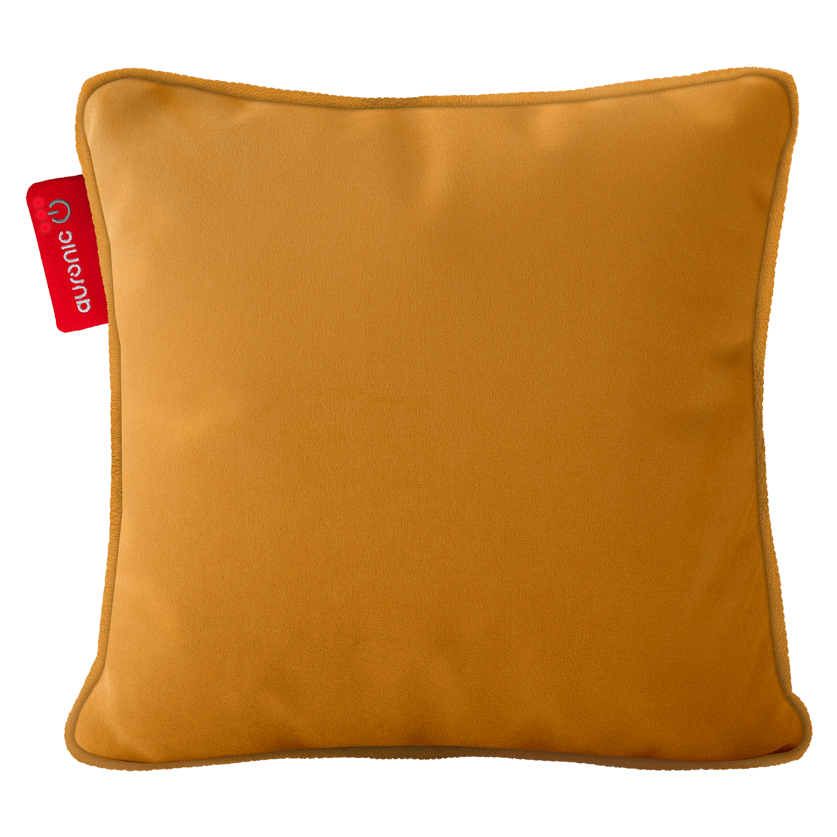 Oreiller carré, couleur moutarde, avec une étiquette rouge à gauche. L'étiquette a du texte blanc et un logo. L'oreiller a une bordure plus foncée.
