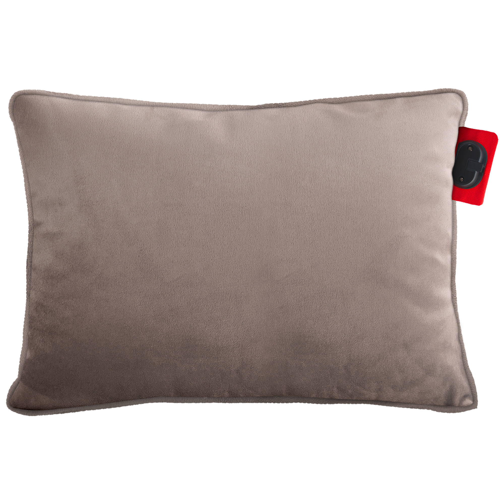 Un oreiller rectangulaire taupe avec une étiquette rouge attachée. L'étiquette comporte un appareil noir.