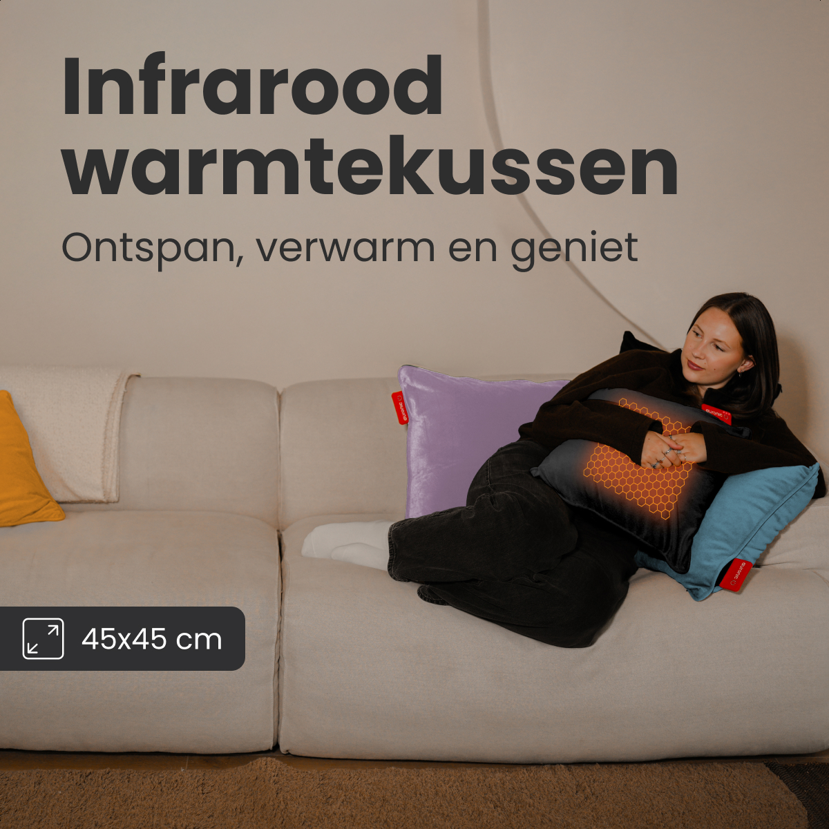 Vrouw op bank met infrarood verwarmingskussen. Paarse, blauwe en gele kussens zichtbaar. Tekst: Infrarood warmtekussen.