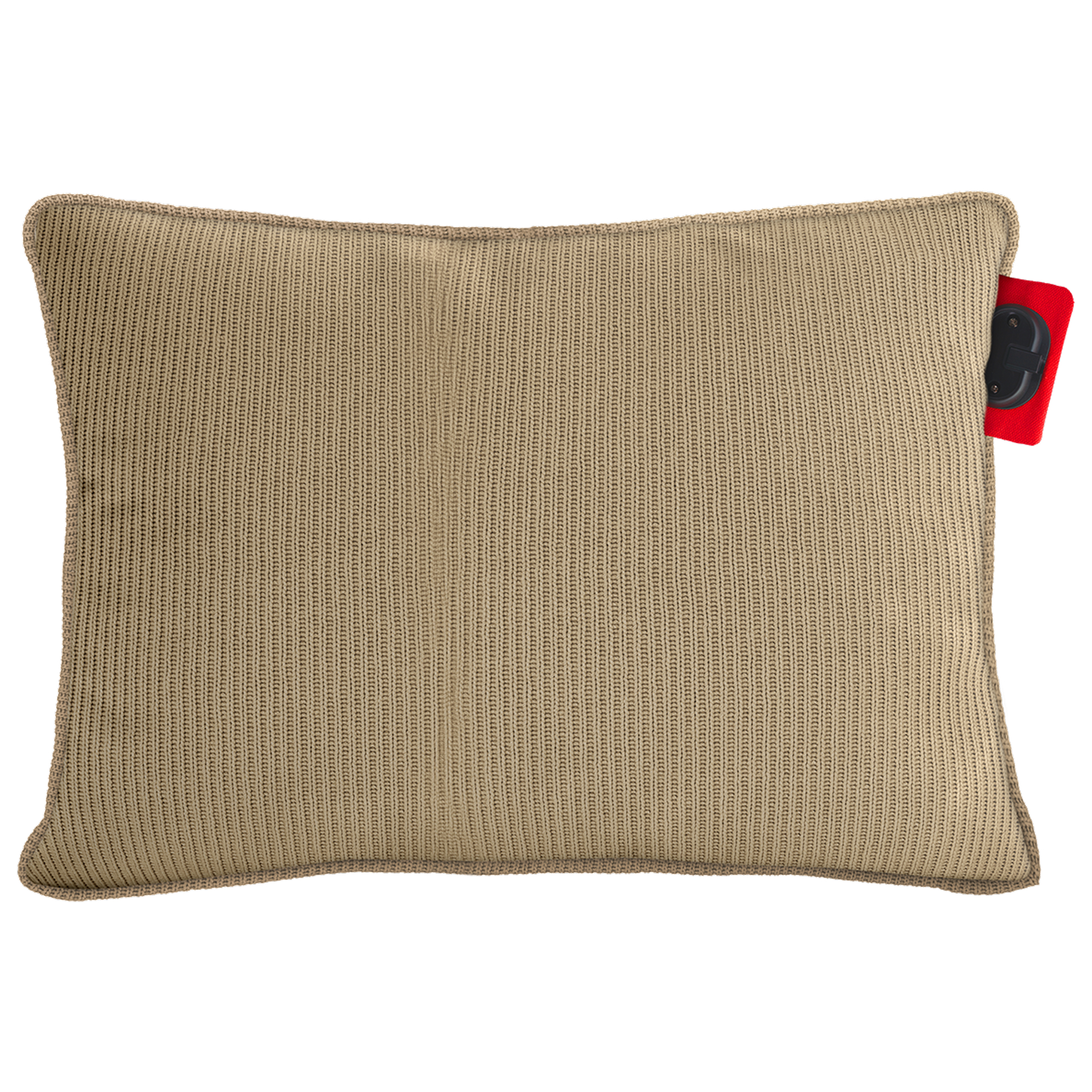 Een rechthoekig beige kussen met een gebreide textuur. Een rood label met een zwarte sluiting is bevestigd.