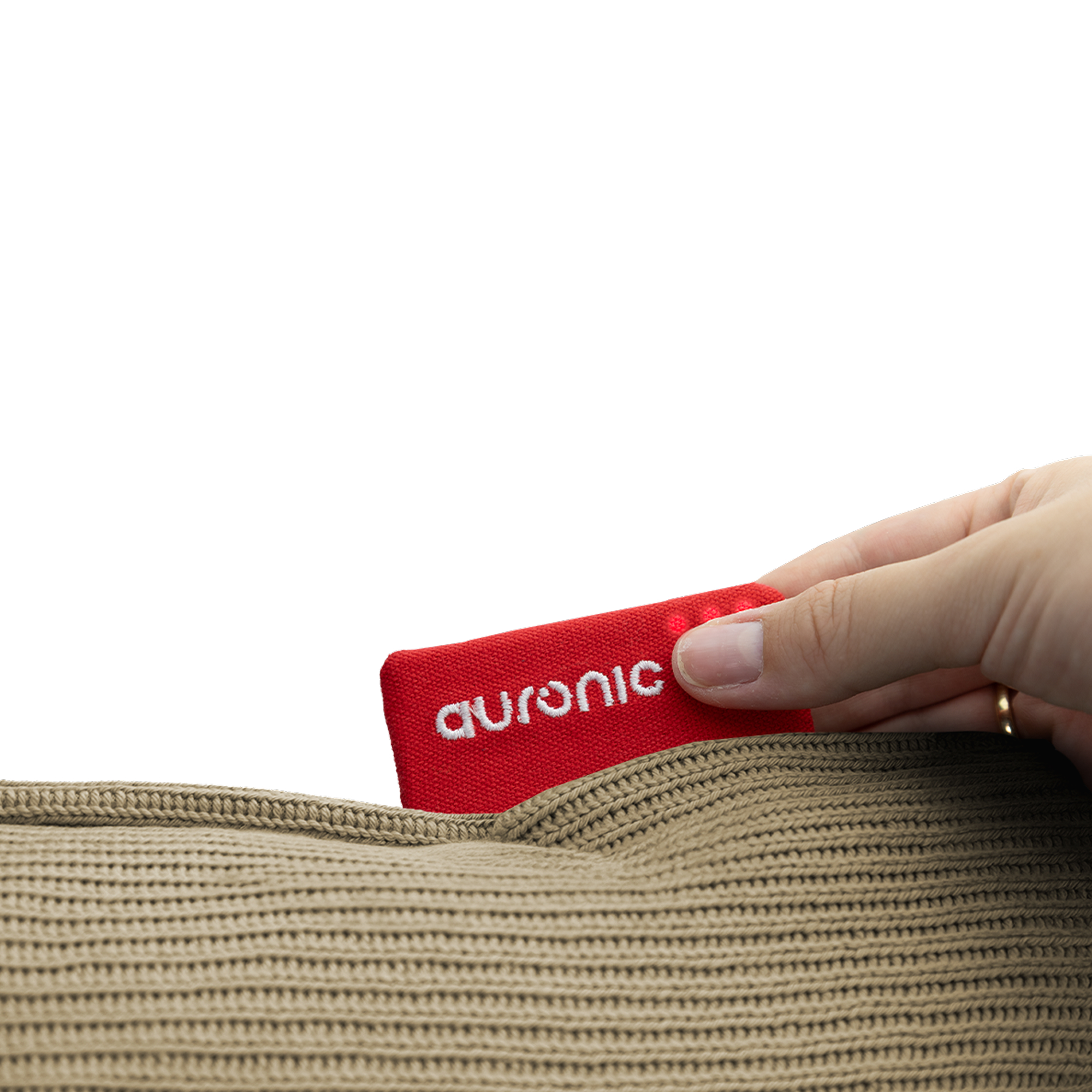 Een hand houdt een rode kaart met 'auronic' vast en steekt hem in een beige gebreide zak. Witte achtergrond.