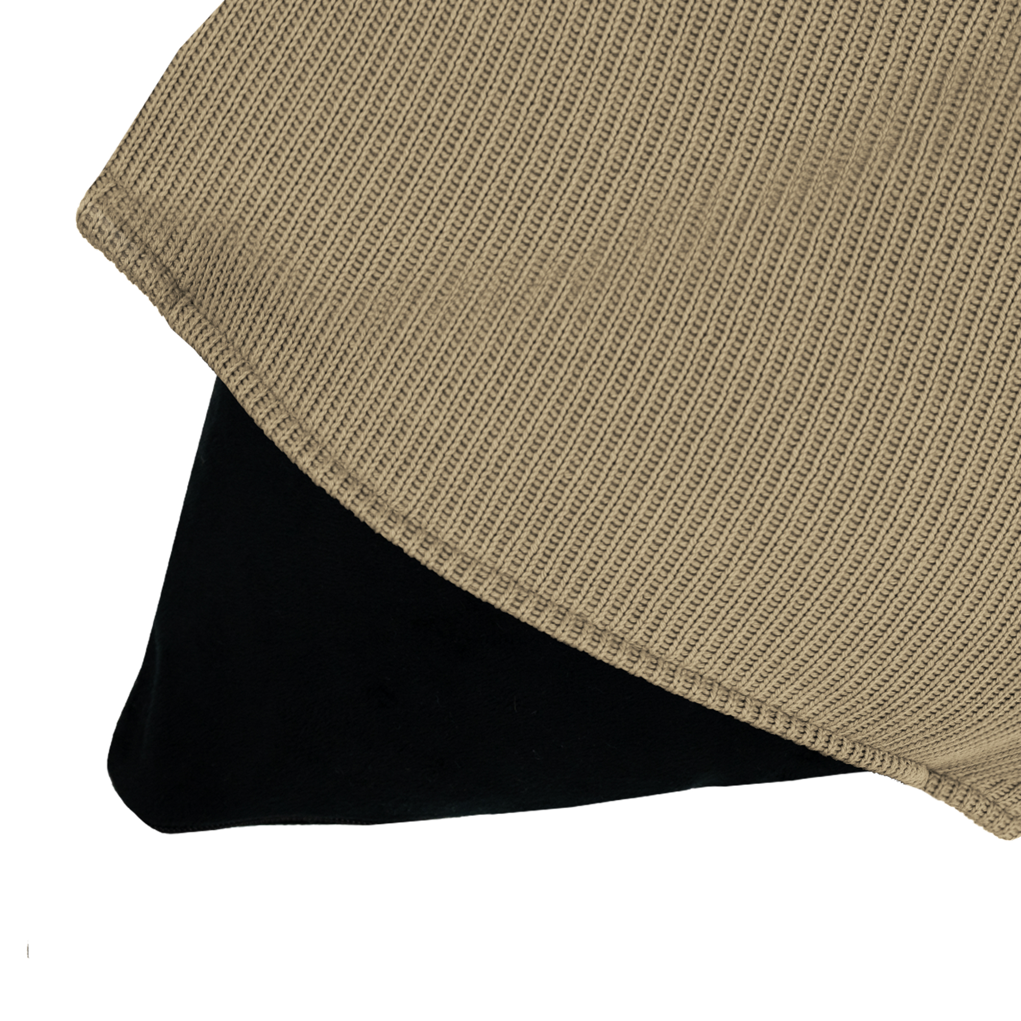 Een gevouwen beige gebreide stof over een zwarte stof tegen een witte achtergrond. De beige stof heeft een geribbelde textuur.