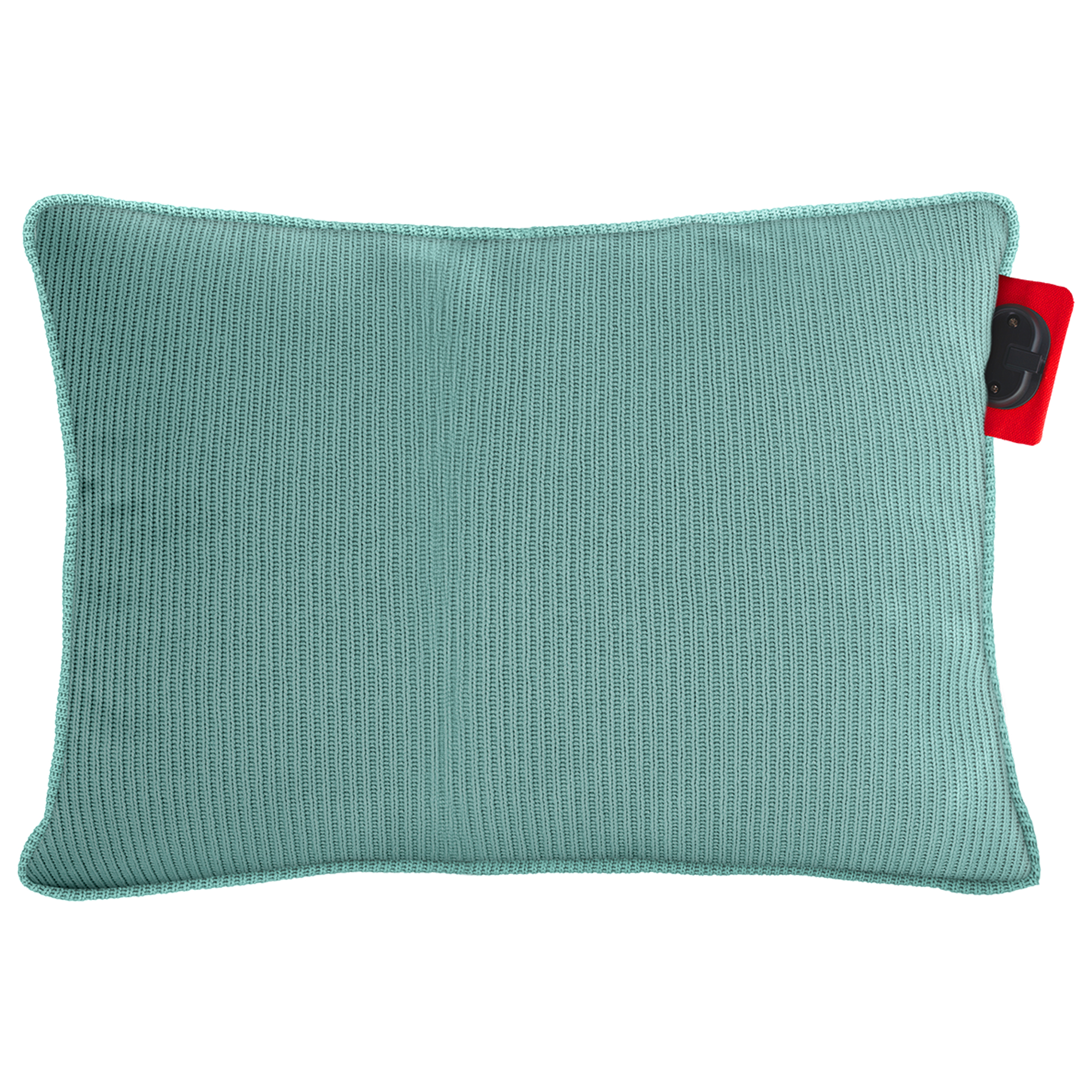 Een rechthoekig, lichtblauwgroen kussen met een gebreide textuur. Een rood label met een zwarte sluiting is bevestigd.