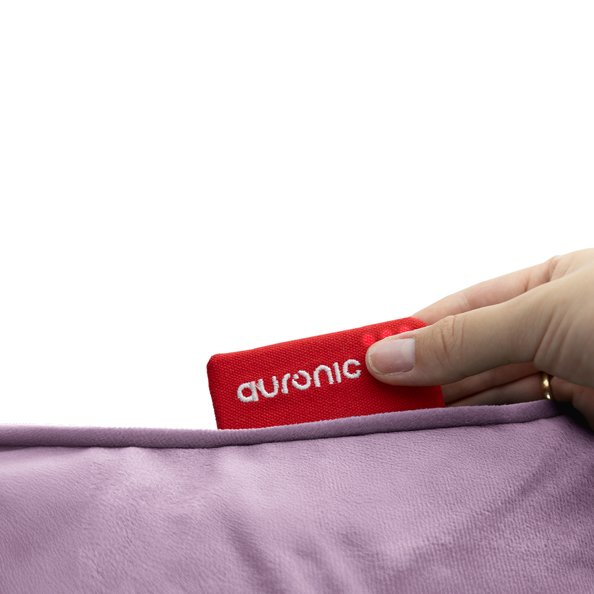 Een hand trekt een rood label met de tekst 'auronic' uit een paars, harig oppervlak. Witte achtergrond.