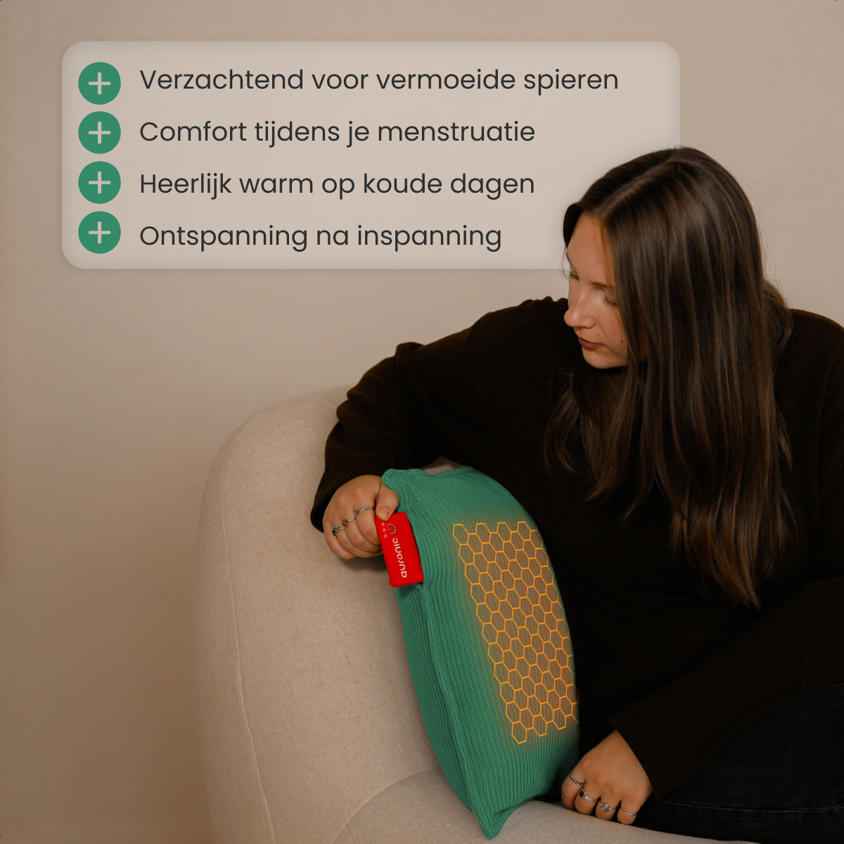 Een vrouw zit op een bank en houdt een groen kussen met een honingraatpatroon vast. Tekst op een ballon vermeldt de voordelen van het kussen.