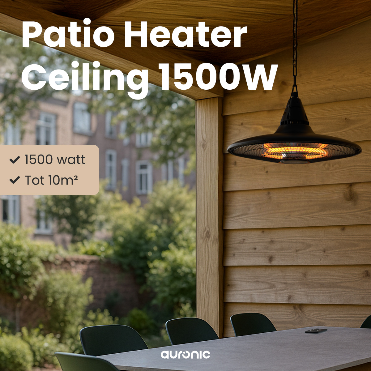 Un radiateur de terrasse de plafond noir est suspendu, rayonnant de chaleur. Une table et des chaises sont au premier plan, avec un arrière-plan d'arbres et de bâtiments.
