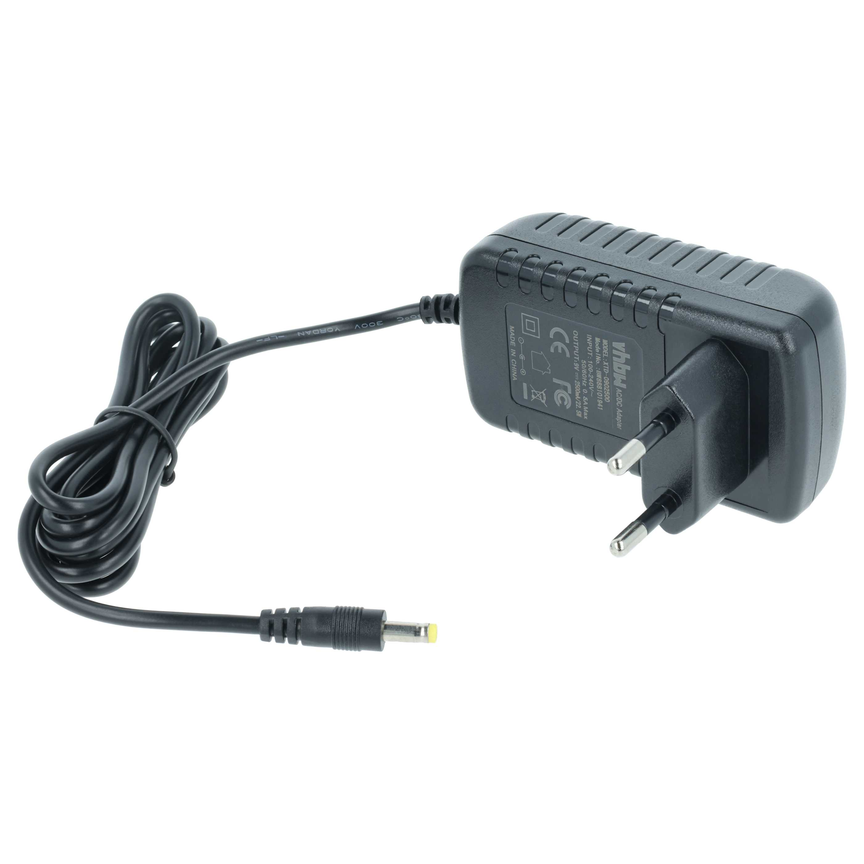Schwarzer AC/DC-Adapter mit Stecker und Kabel. Das Kabel ist aufgerollt. Der Stecker hat eine gelbe Spitze.