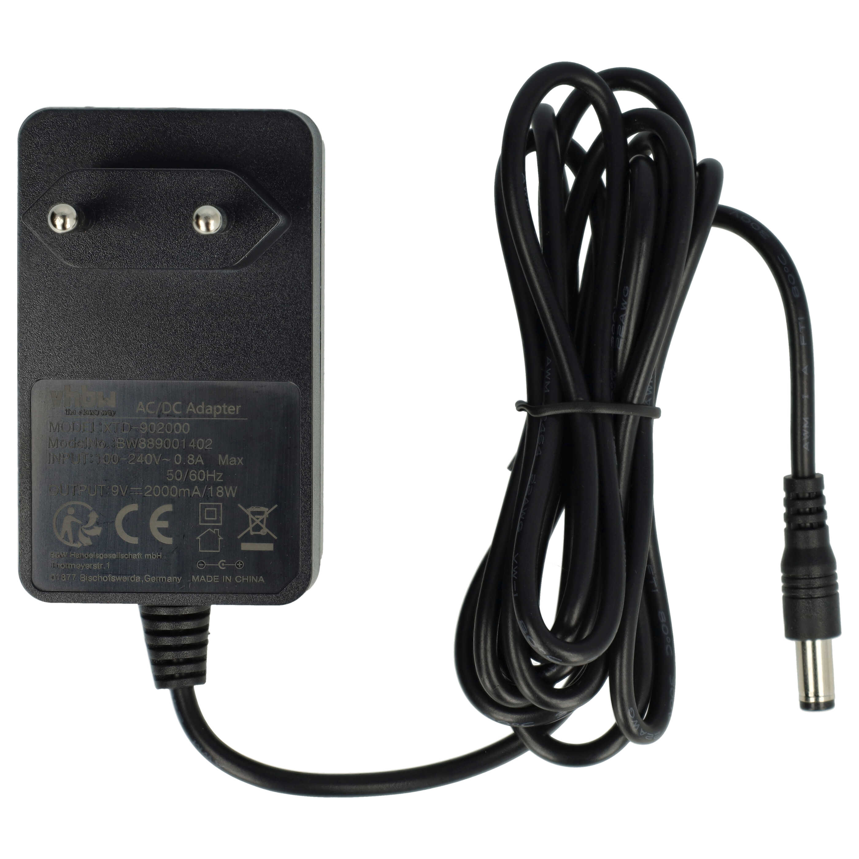Schwarzes AC/DC-Netzteil mit schwarzem Kabel und Stecker. Der Adapter hat Text und Symbole.