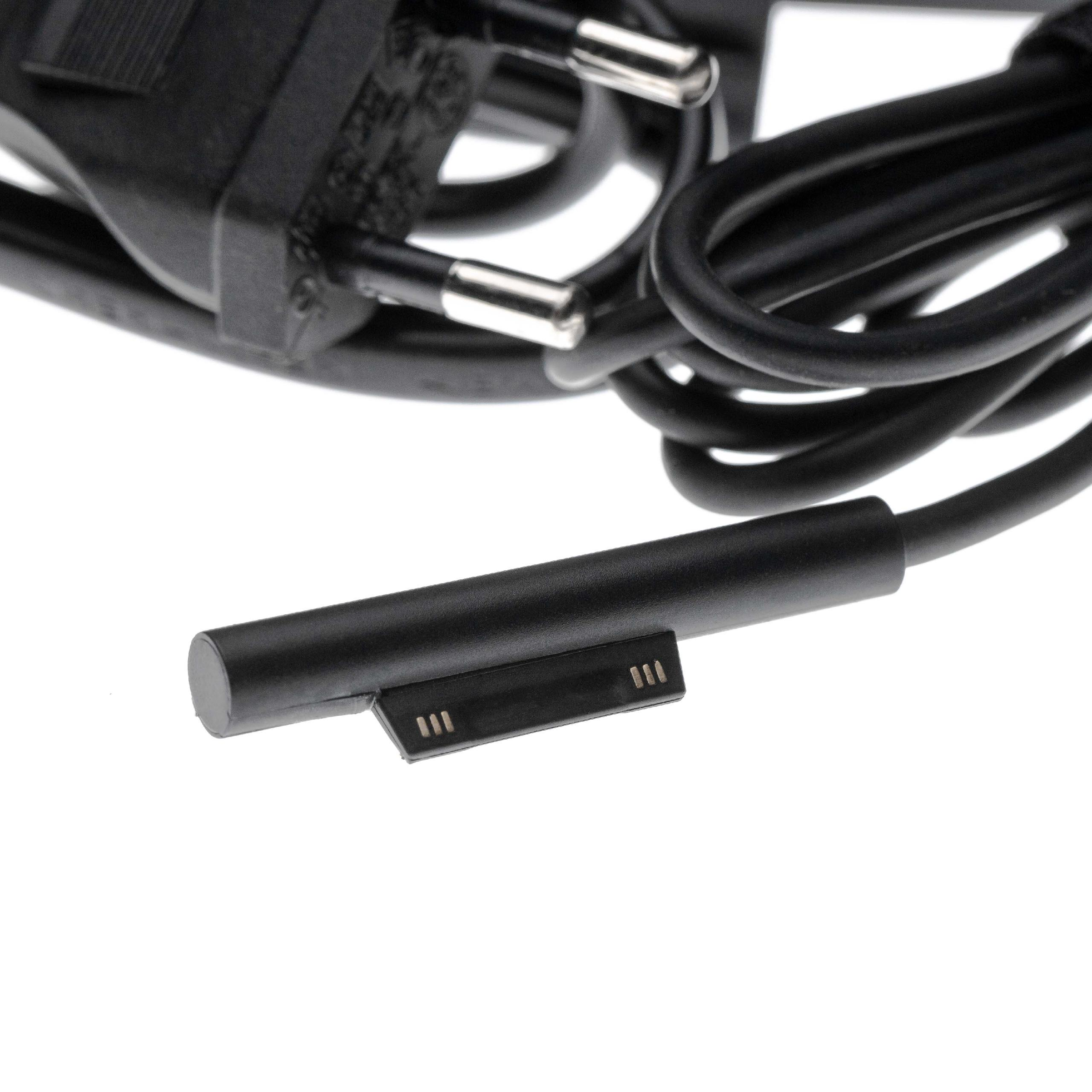 Schwarzes Netzteil mit Stecker und Kabel auf weißem Hintergrund. Der Adapter hat einen Magnetanschluss.