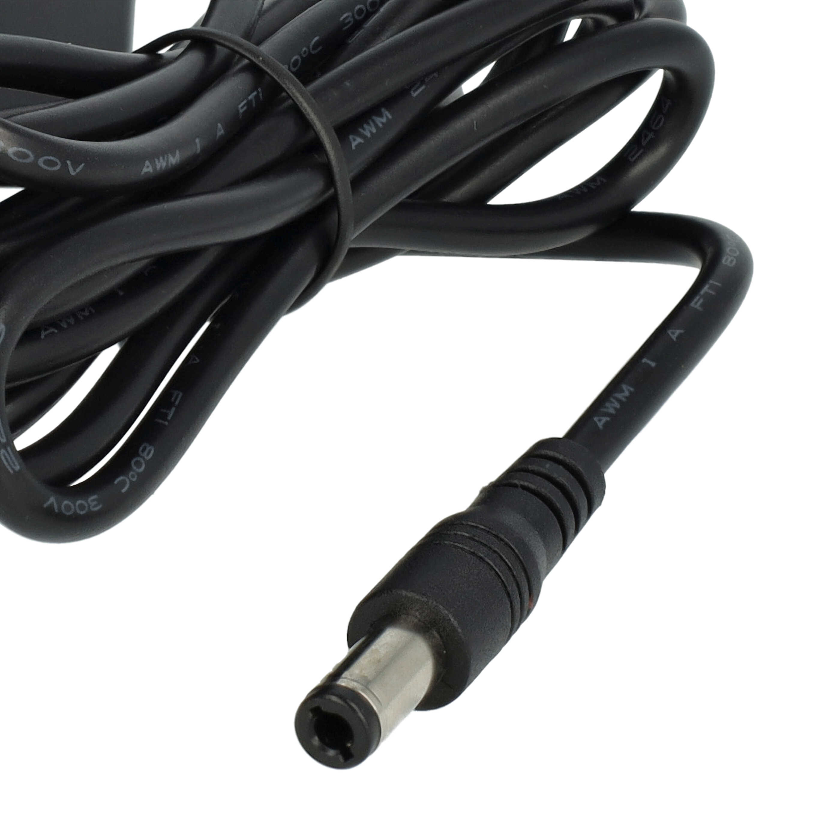 Schwarzes Stromkabel mit DC-Stecker. Das Kabel hat Textmarkierungen. Der Hintergrund ist weiß.