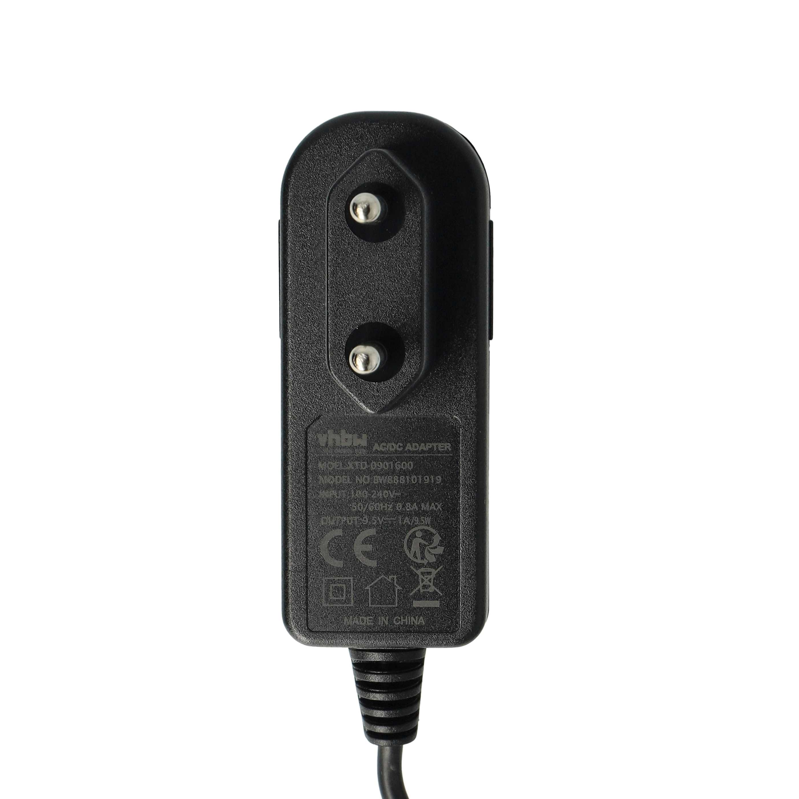Schwarzes AC/DC-Adapter mit zwei Stiften. Es hat Textdetails und ein Kabel unten. Isoliert auf Weiß.