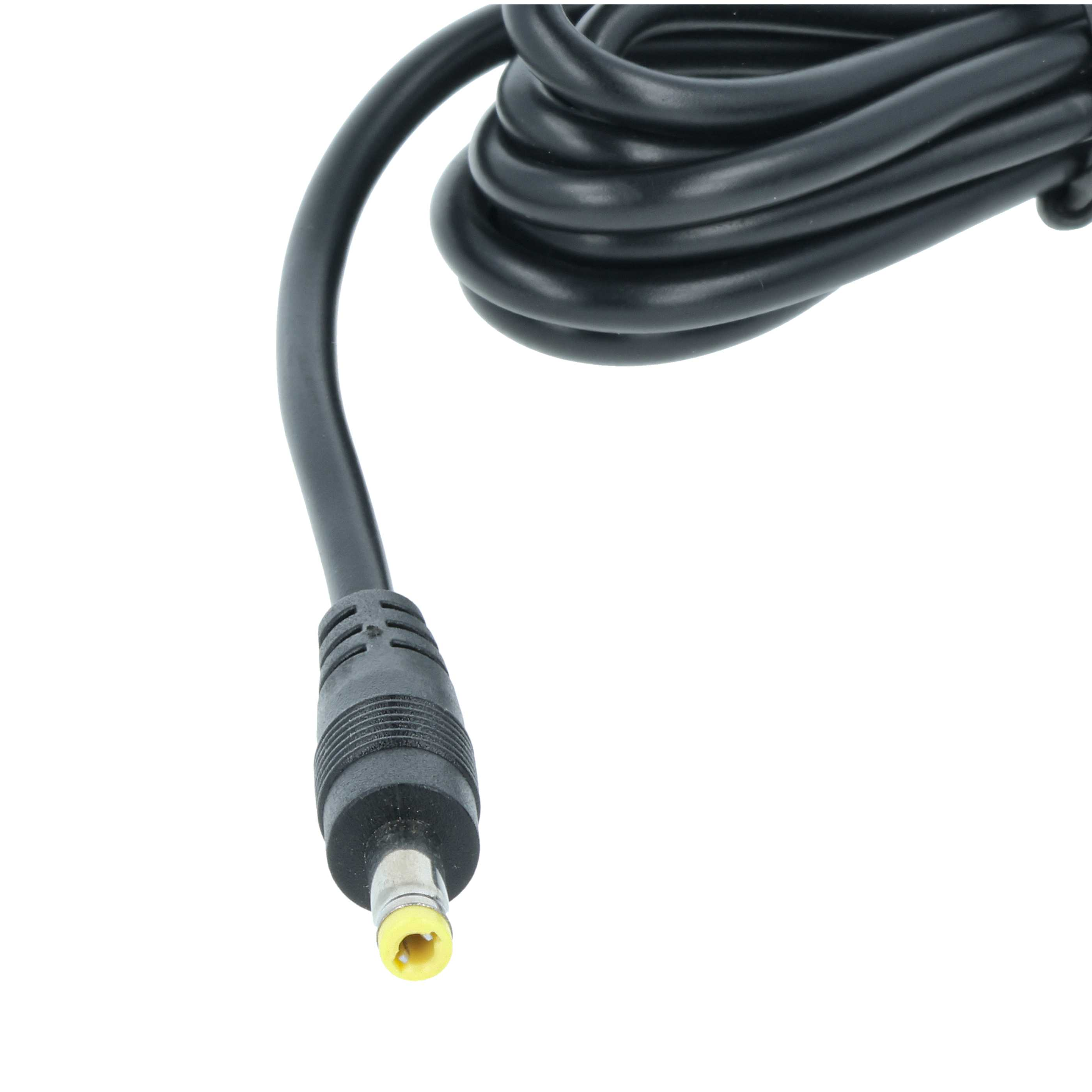 Ein schwarzes Netzkabel mit Stecker. Der Stecker hat einen gelben Mittelpunkt und befindet sich vor weißem Hintergrund.