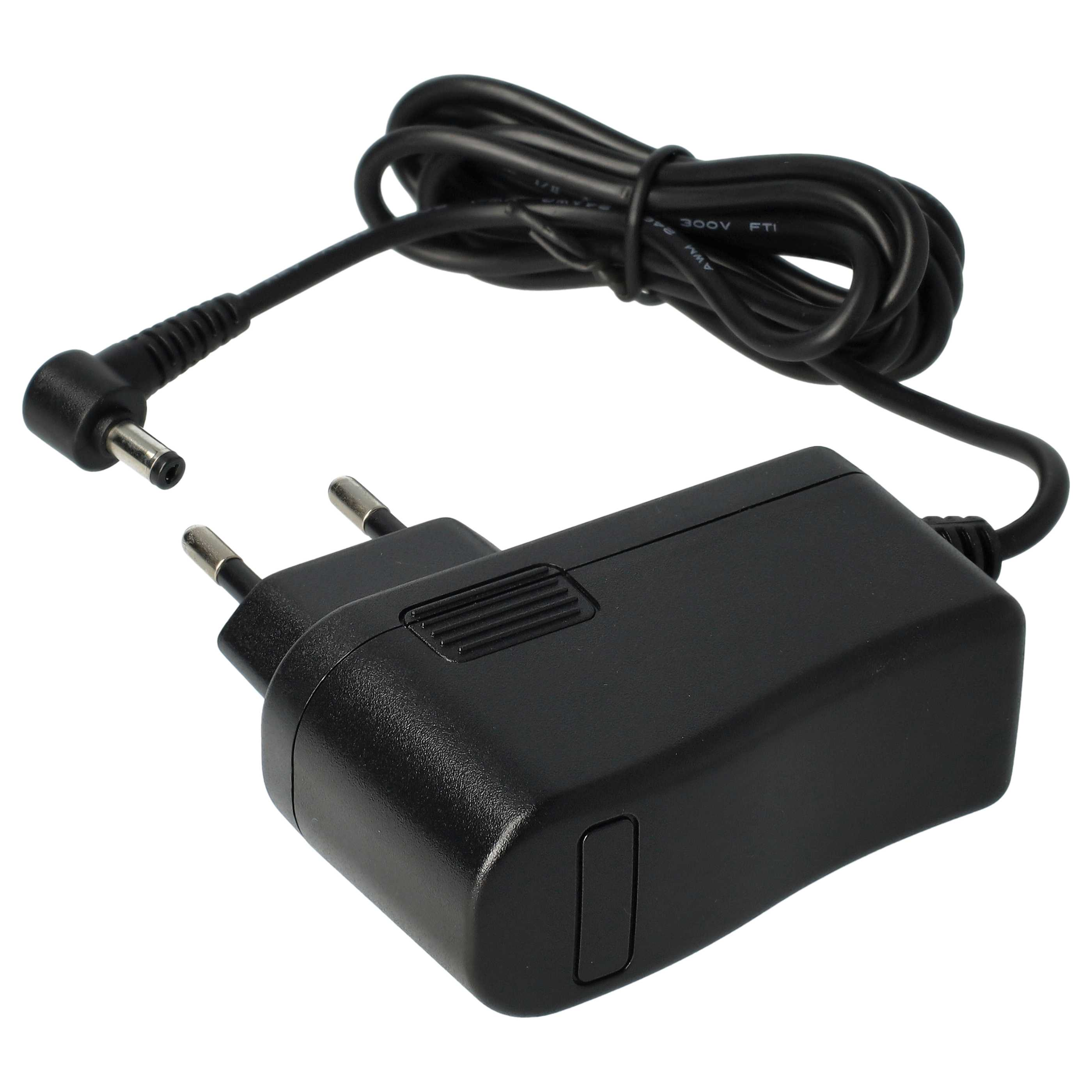 Ein schwarzes Netzteil mit einem schwarzen Kabel und einem Stecker liegt auf einer weißen Oberfläche.