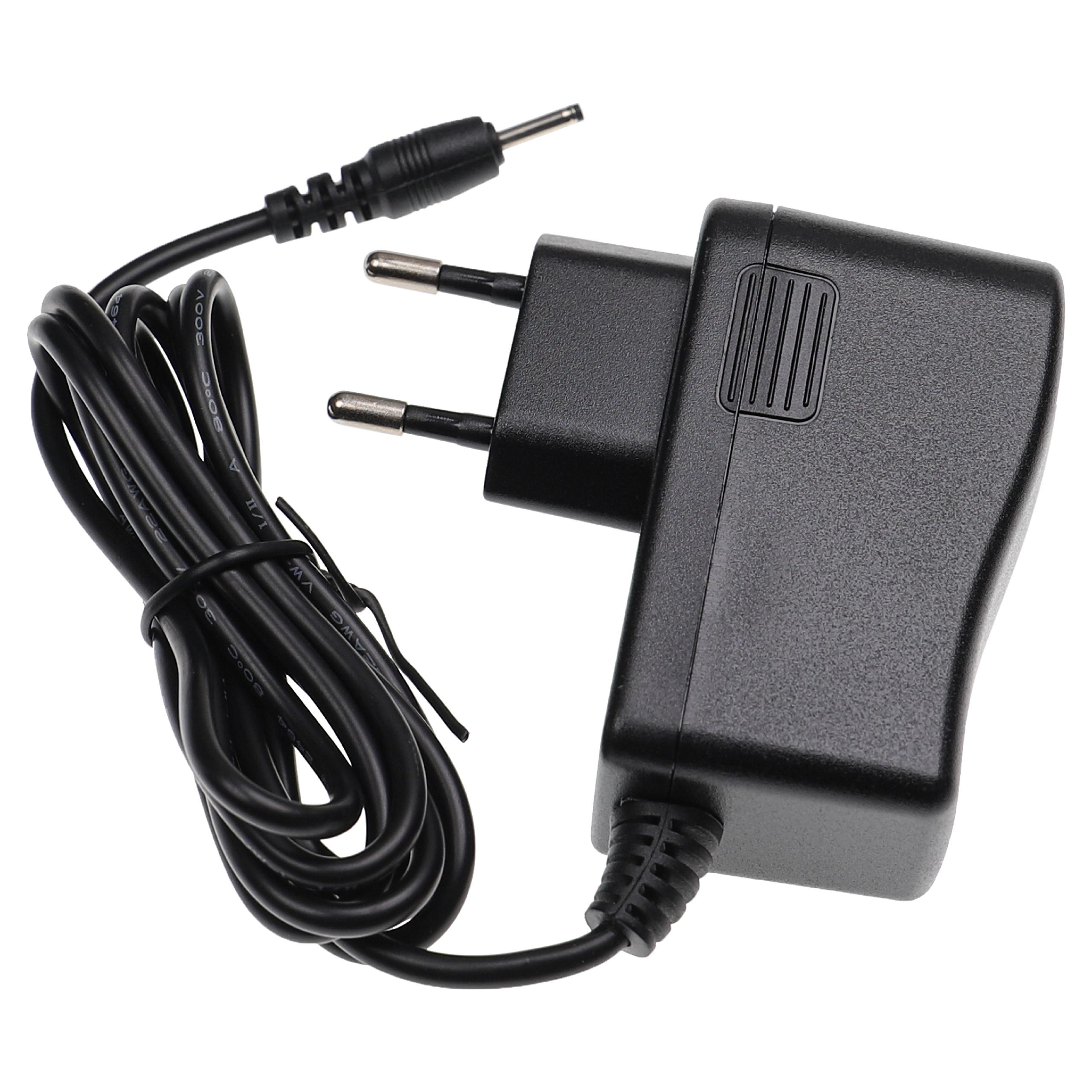 Schwarzes Netzteil mit Stecker und Kabel. Das Kabel ist aufgerollt. Weißer Hintergrund.