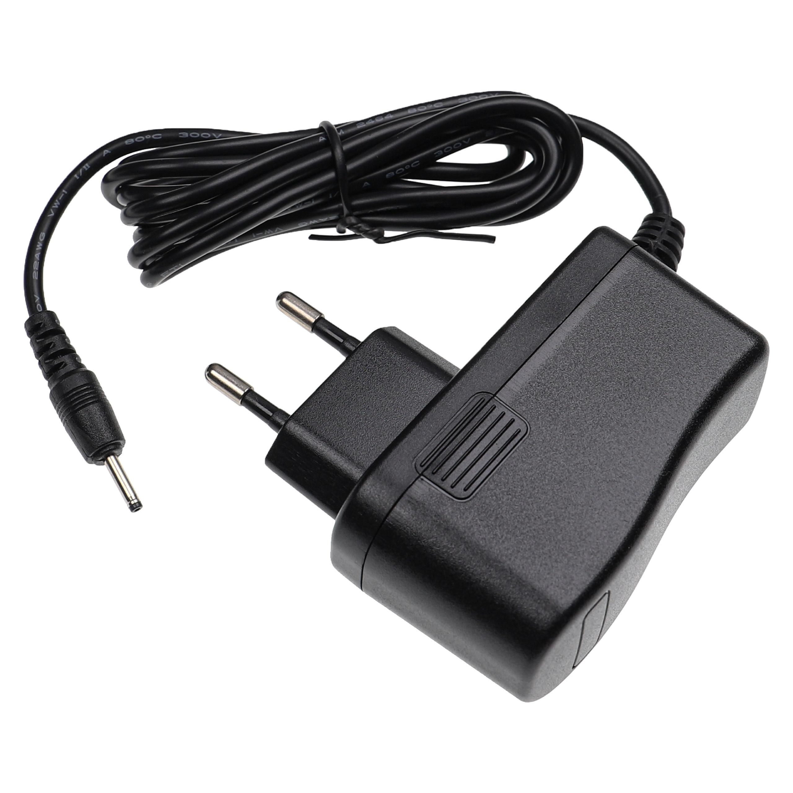 Schwarzes Netzteil mit Stecker und Kabel. Das Kabel ist aufgerollt. Weißer Hintergrund.