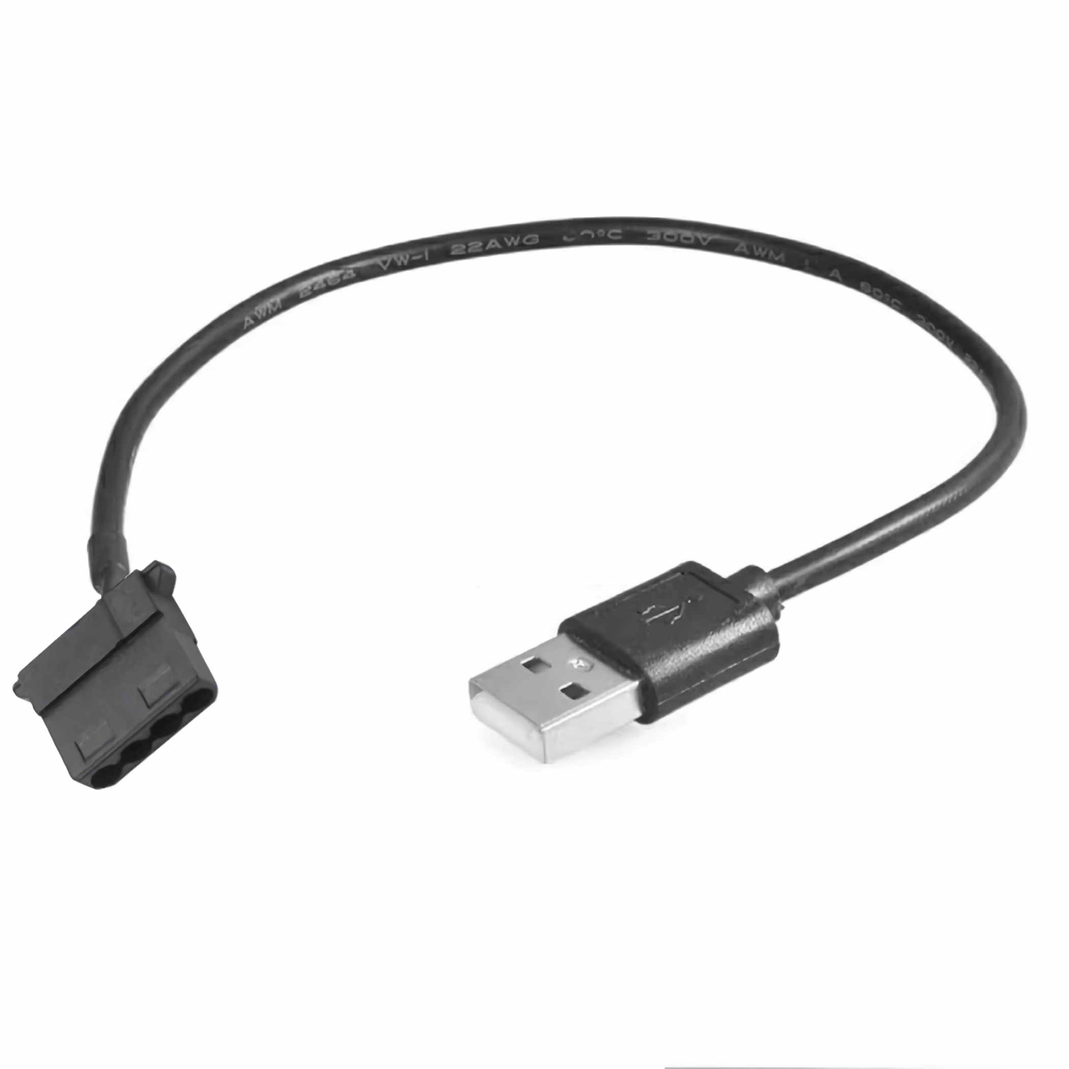 Ein schwarzes USB-zu-4-Pin-Lüfterkabel. Es hat einen USB-A- und einen 4-Pin-Anschluss an entgegengesetzten Enden, auf weißem Hintergrund.