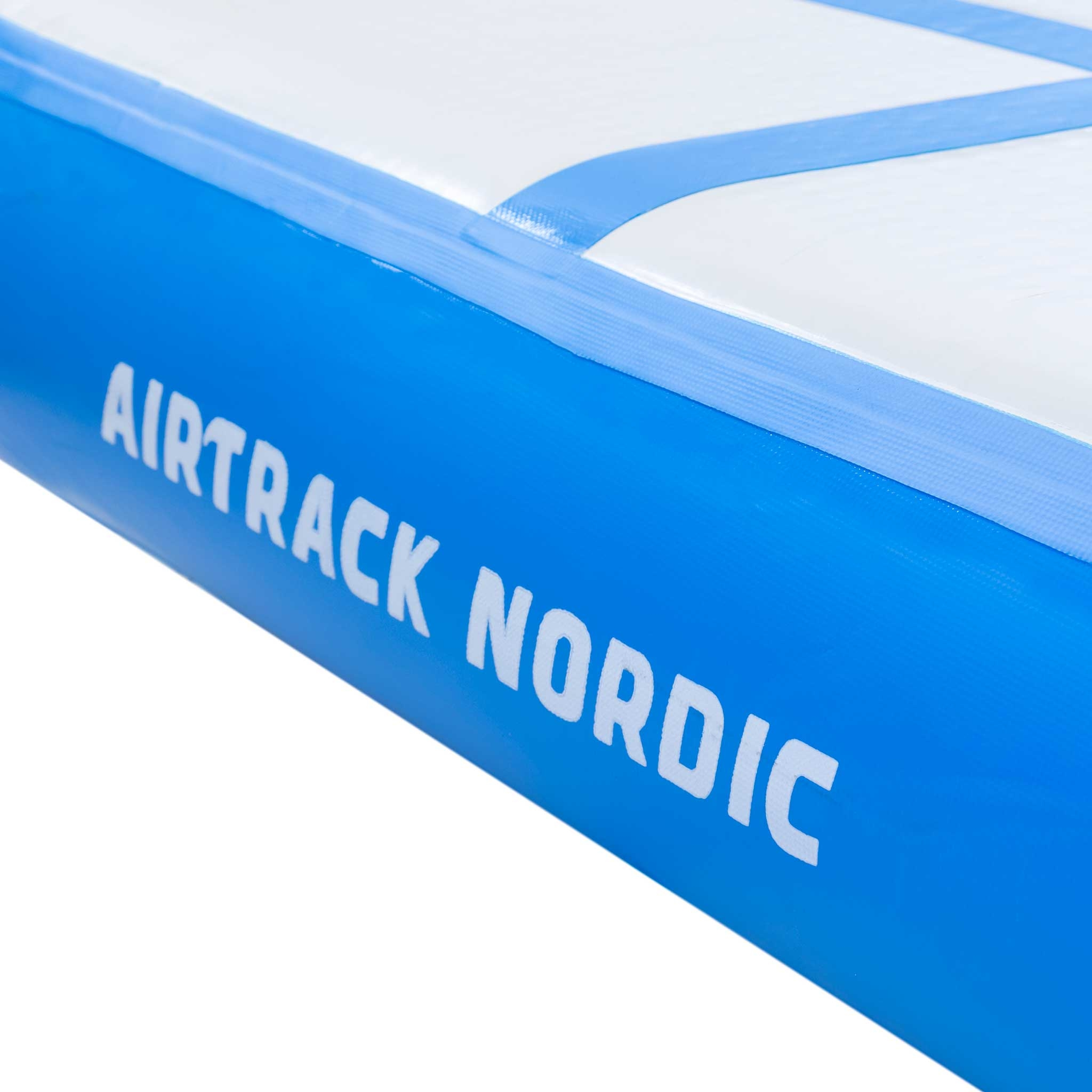 Zbliżenie nadmuchiwanego niebieskiego Airtrack Nordic. Biały tekst na niebieskim boku. Białe tło.