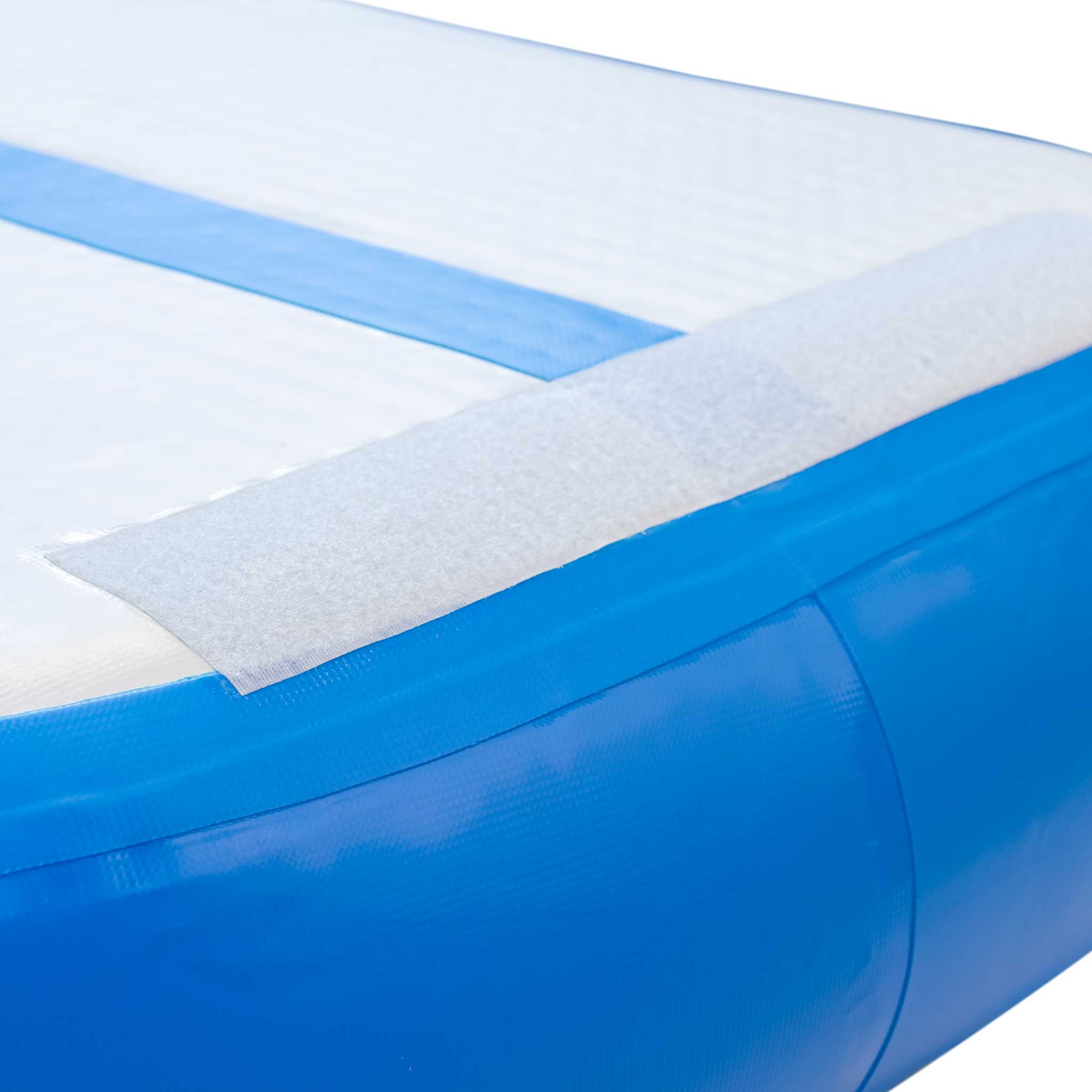 Zbliżenie nadmuchiwanego materaca z białą powierzchnią, niebieskim paskiem i niebieską krawędzią, z białym rzepem.