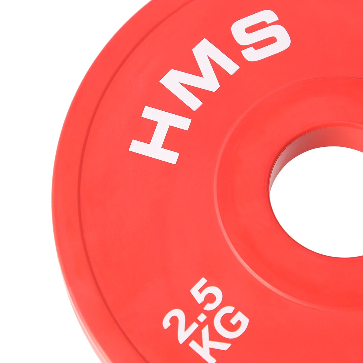 Nahaufnahme einer roten Gewichtsscheibe. Weißer Text: HMS, 2,5 KG. Die Scheibe hat ein Loch in der Mitte.