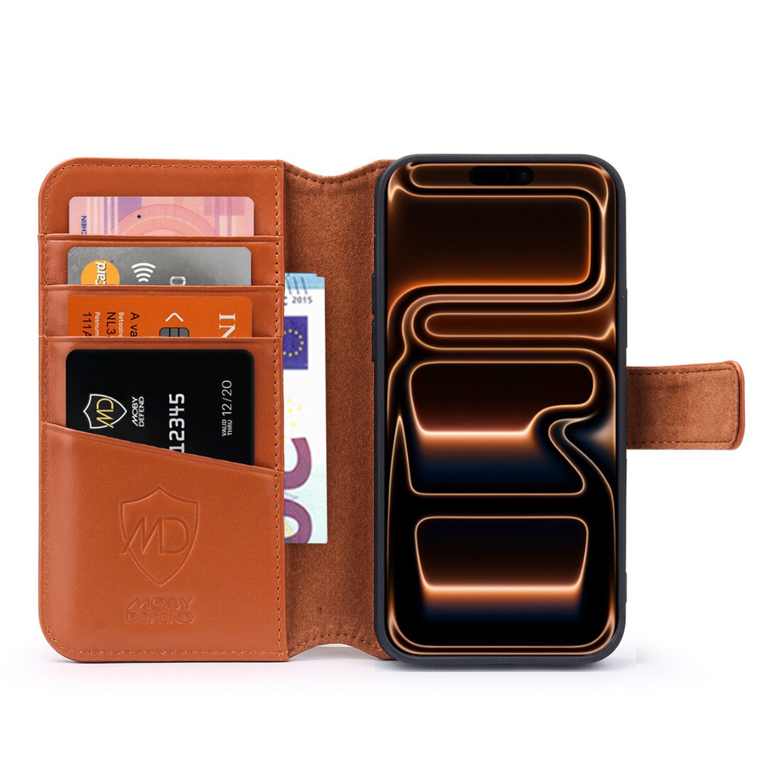Un étui de téléphone en cuir marron avec un téléphone noir à l'intérieur. Cartes de crédit et argent liquide dans les fentes. L'étui est ouvert.