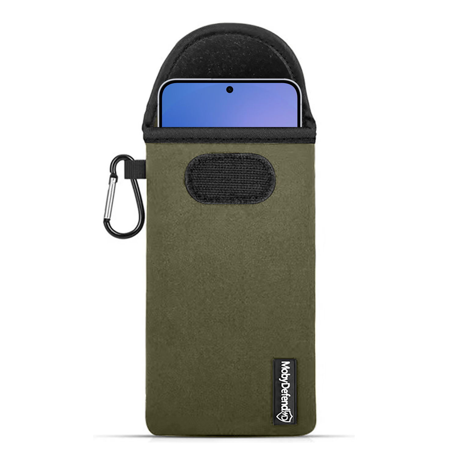 Een olijfgroene telefoonhoes met een zwarte bovenkant en een telefoon erin. Het heeft een zwarte clip en een logo.