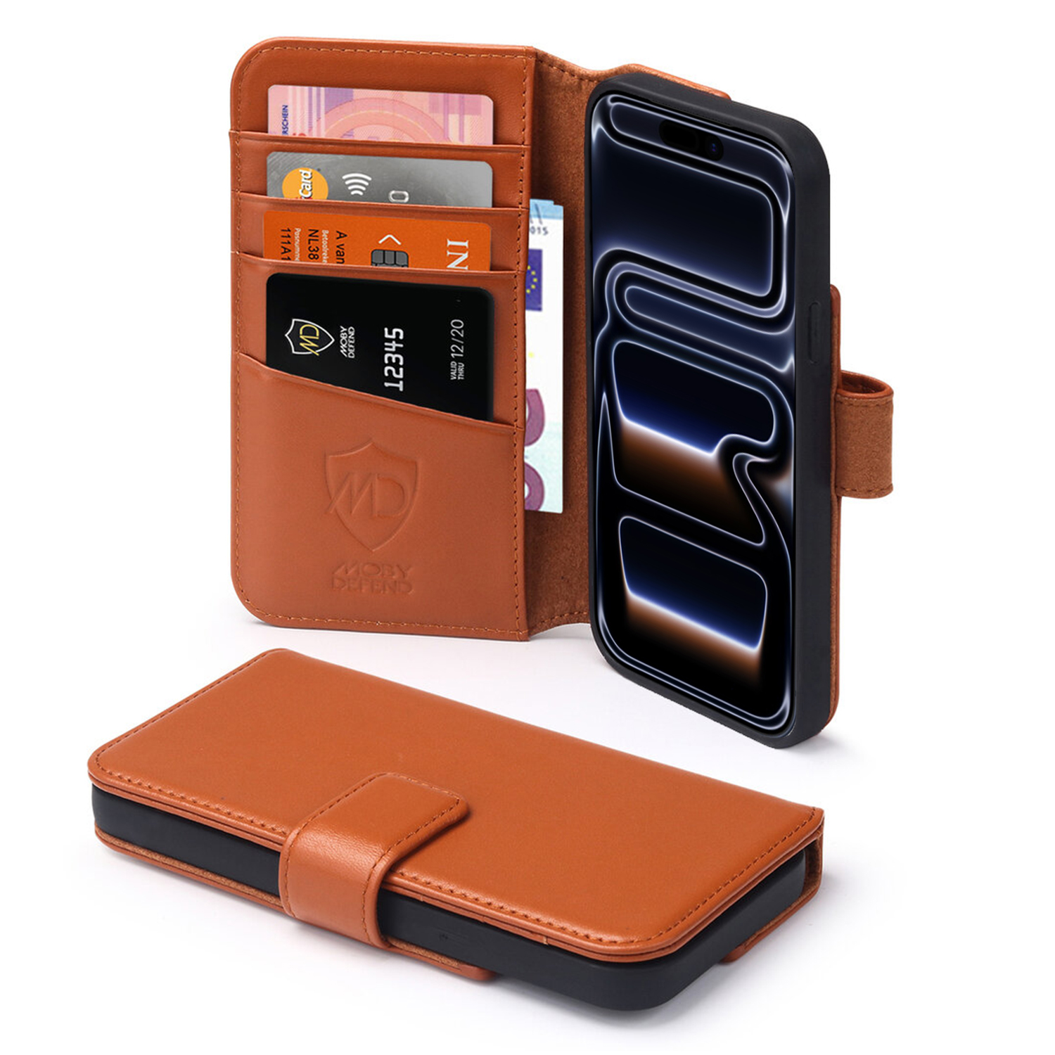 Un étui de téléphone en cuir marron avec un téléphone, des cartes et de l'argent. L'étui est ouvert, montrant le téléphone et les fentes pour cartes.