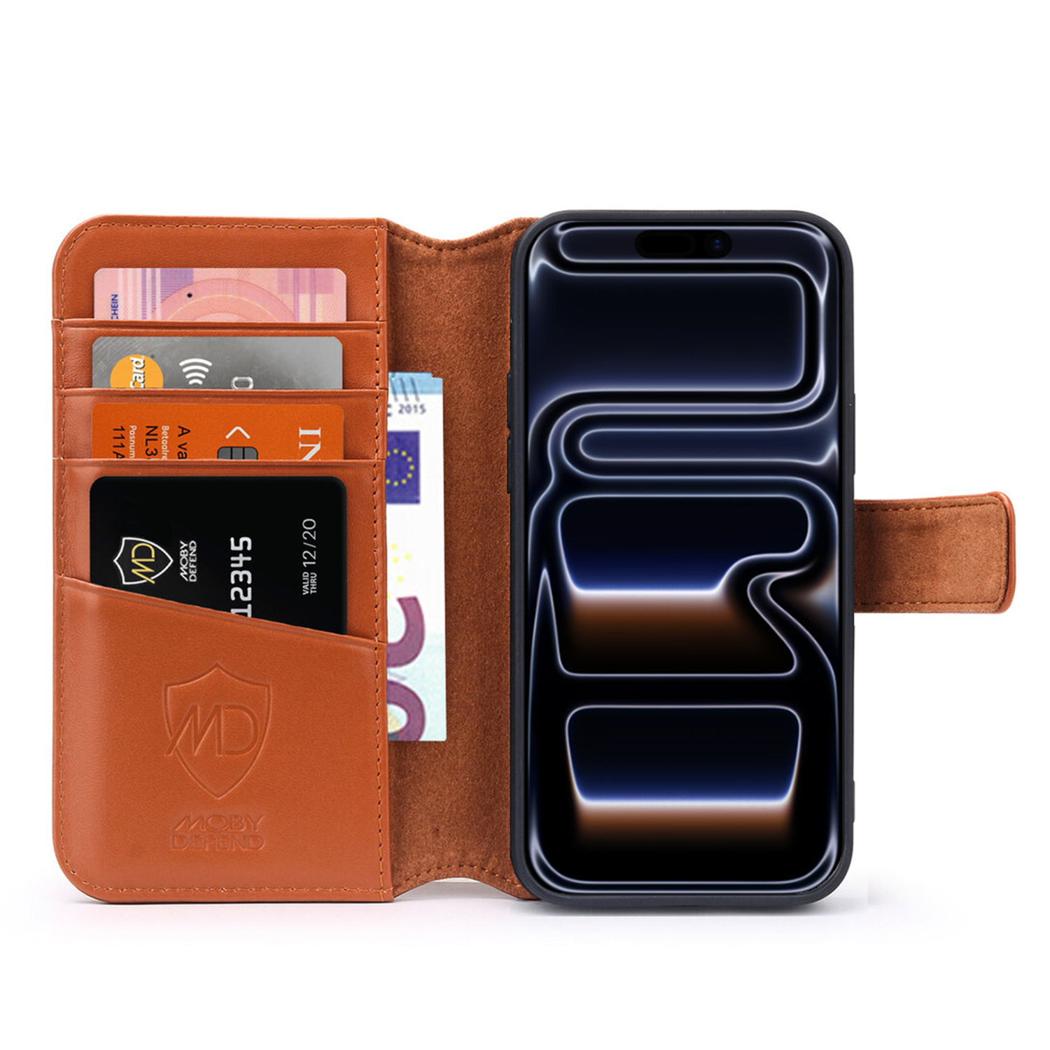 Un étui de téléphone en cuir marron avec un téléphone à l'intérieur. Cartes de crédit et un billet de banque sont visibles.