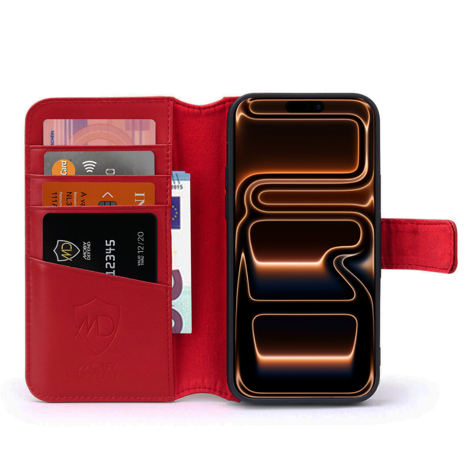 Étui de téléphone en cuir rouge ouvert, avec des cartes dans les fentes et un téléphone à écran lumineux. Fond blanc.