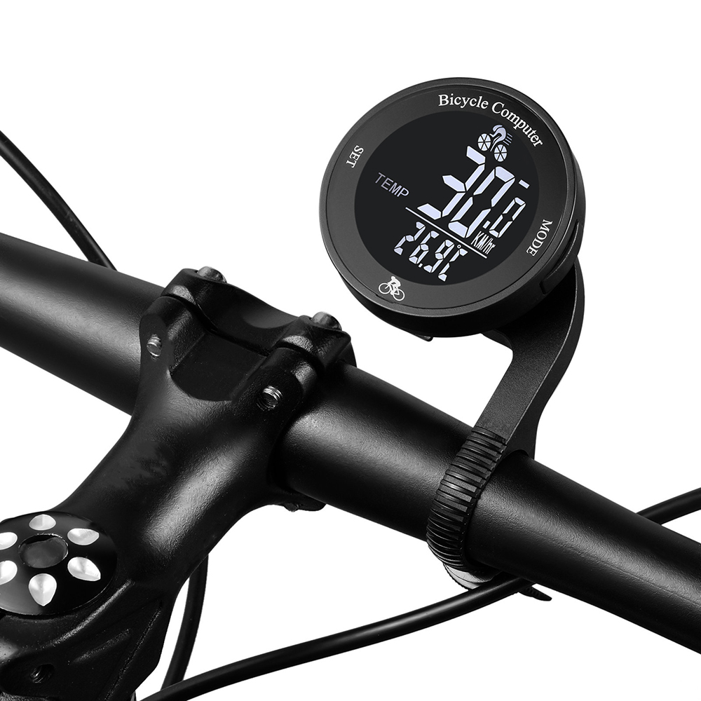 Ein Fahrradcomputer ist an einem schwarzen Lenker befestigt. Das Display zeigt Geschwindigkeit, Temperatur und andere Daten an. Der Hintergrund ist weiß.
