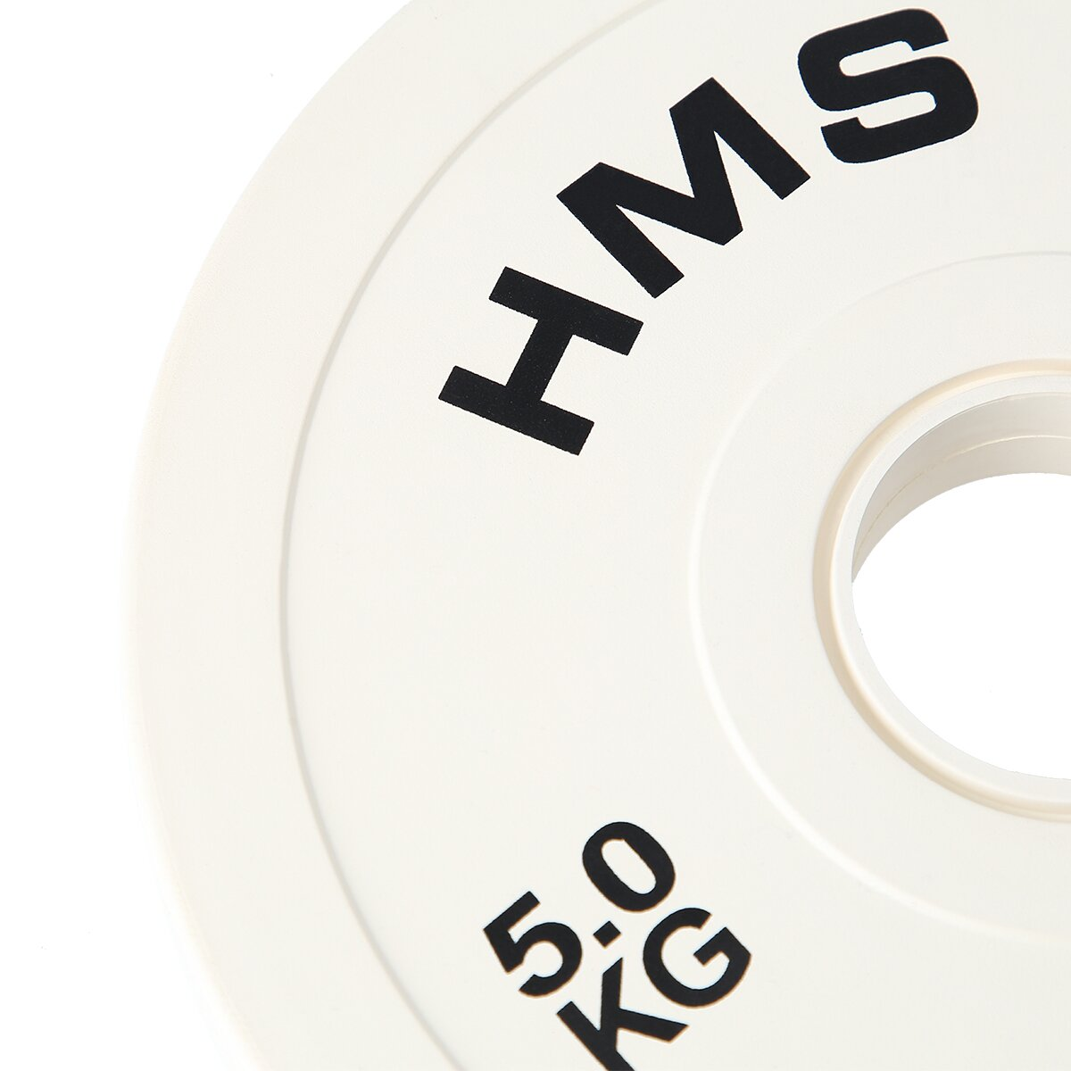 Weiße Hantelscheibe mit schwarzem Text: HMS, 5,0 KG. In der Mitte befindet sich ein kreisförmiges Loch. Weißer Hintergrund.