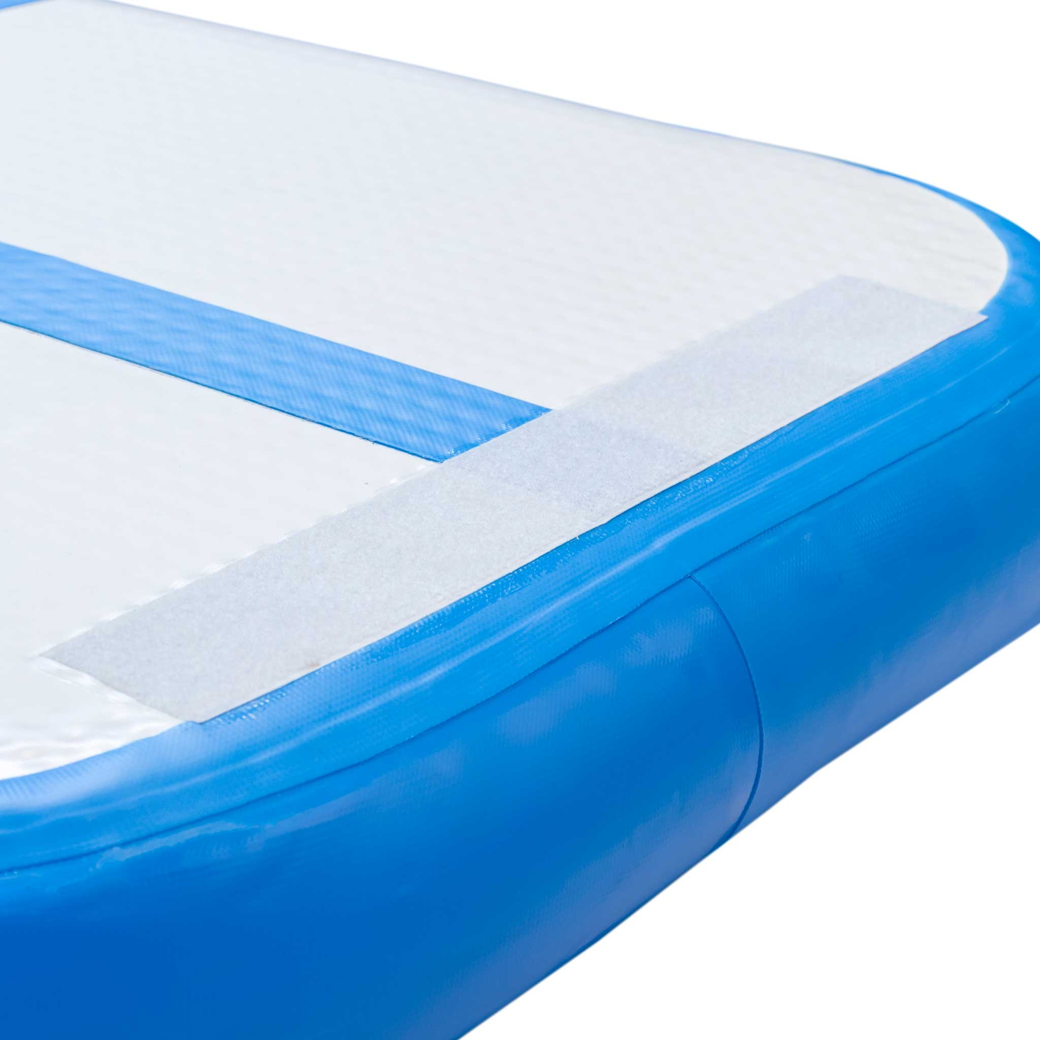 Zbliżenie nadmuchiwanego materaca. Widoczne są kolory biały i niebieski. Do materaca przymocowany jest biały pasek na rzep.